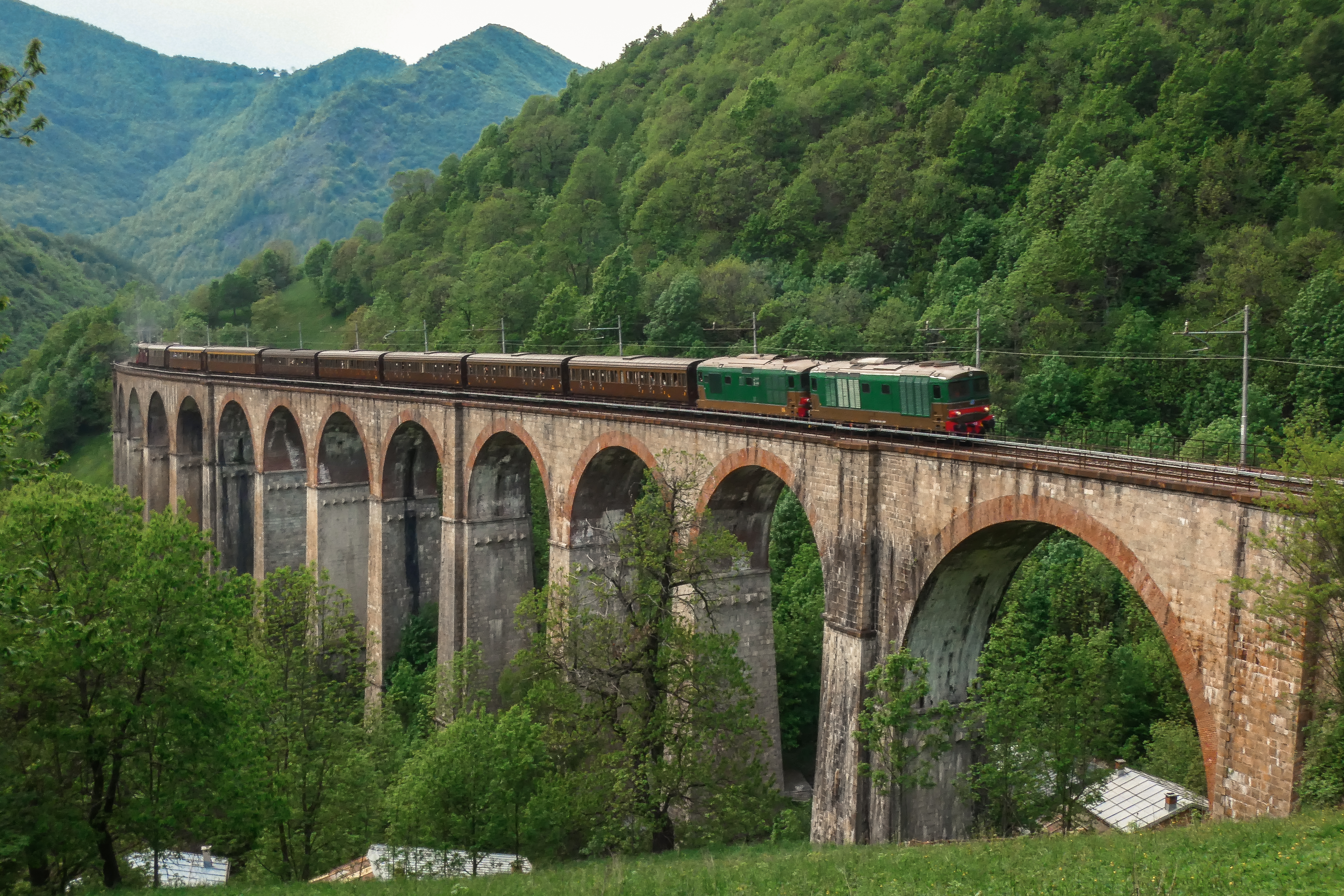 Immagine di sfondo della pagina Treni storici, tre nuovi “Itinerari d’Autore” tra Piemonte, Alpi Marittime e Liguria