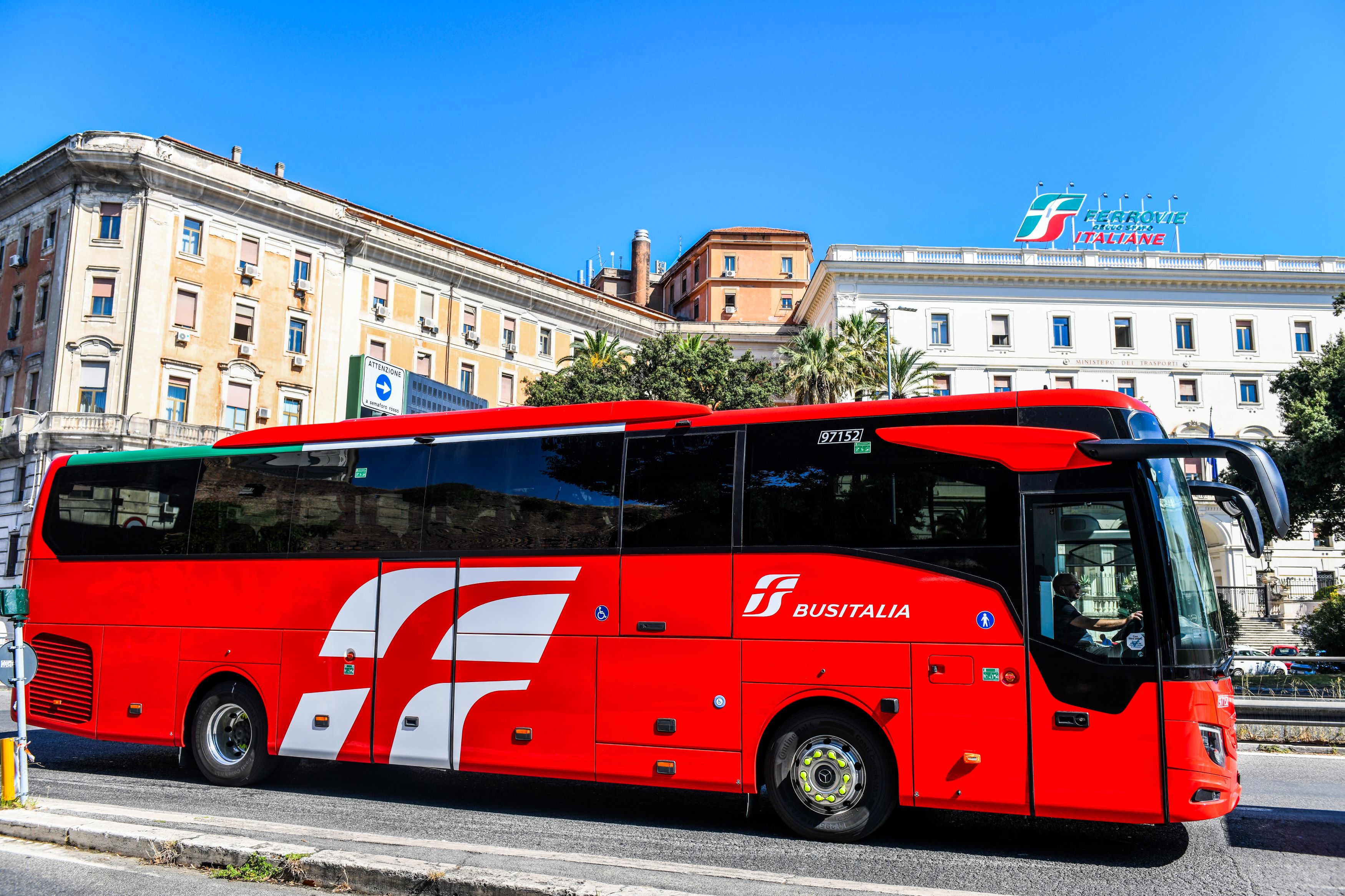 Immagine di sfondo della pagina Busitalia lancia nuovi collegamenti notturni dalla Calabria verso Perugia e Siena