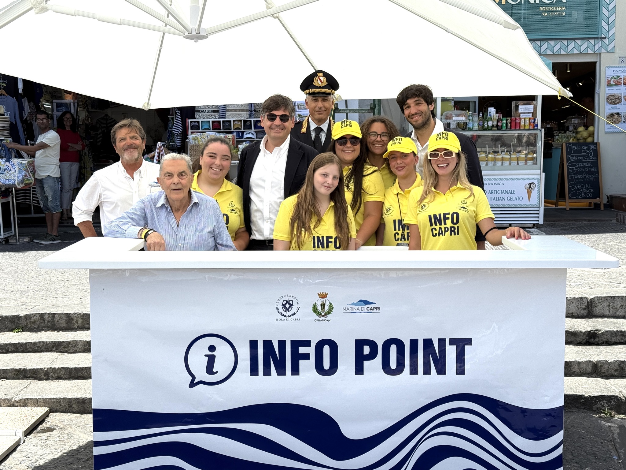 Immagine di sfondo della pagina Capri, nuovi infopoint al porto e accesso prioritario alla funicolare per gli ospiti degli hotel