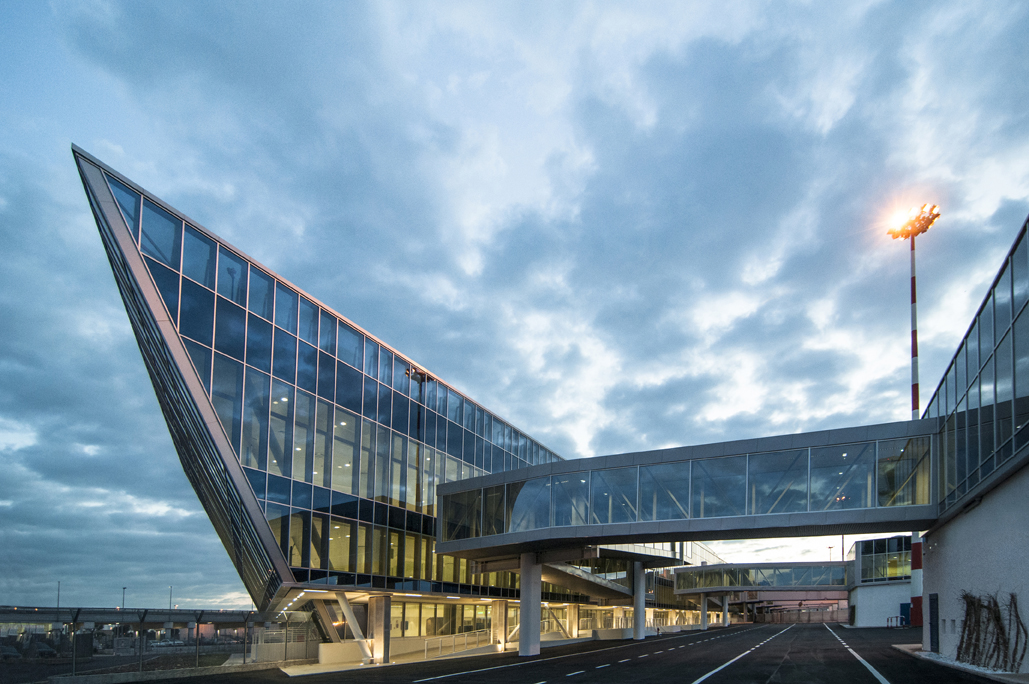 Immagine di sfondo della pagina Traffico in crescita per gli aeroporti pugliesi: +13,9% nei primi quattro mesi del 2025