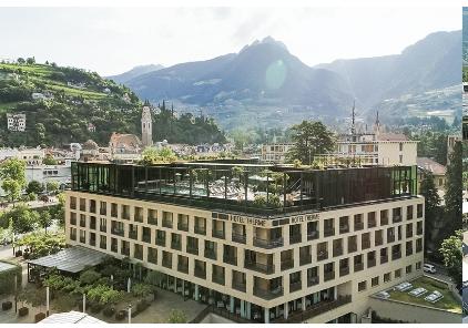 Immagine di sfondo della pagina Hotel Terme Merano, apertura il 12 giugno
