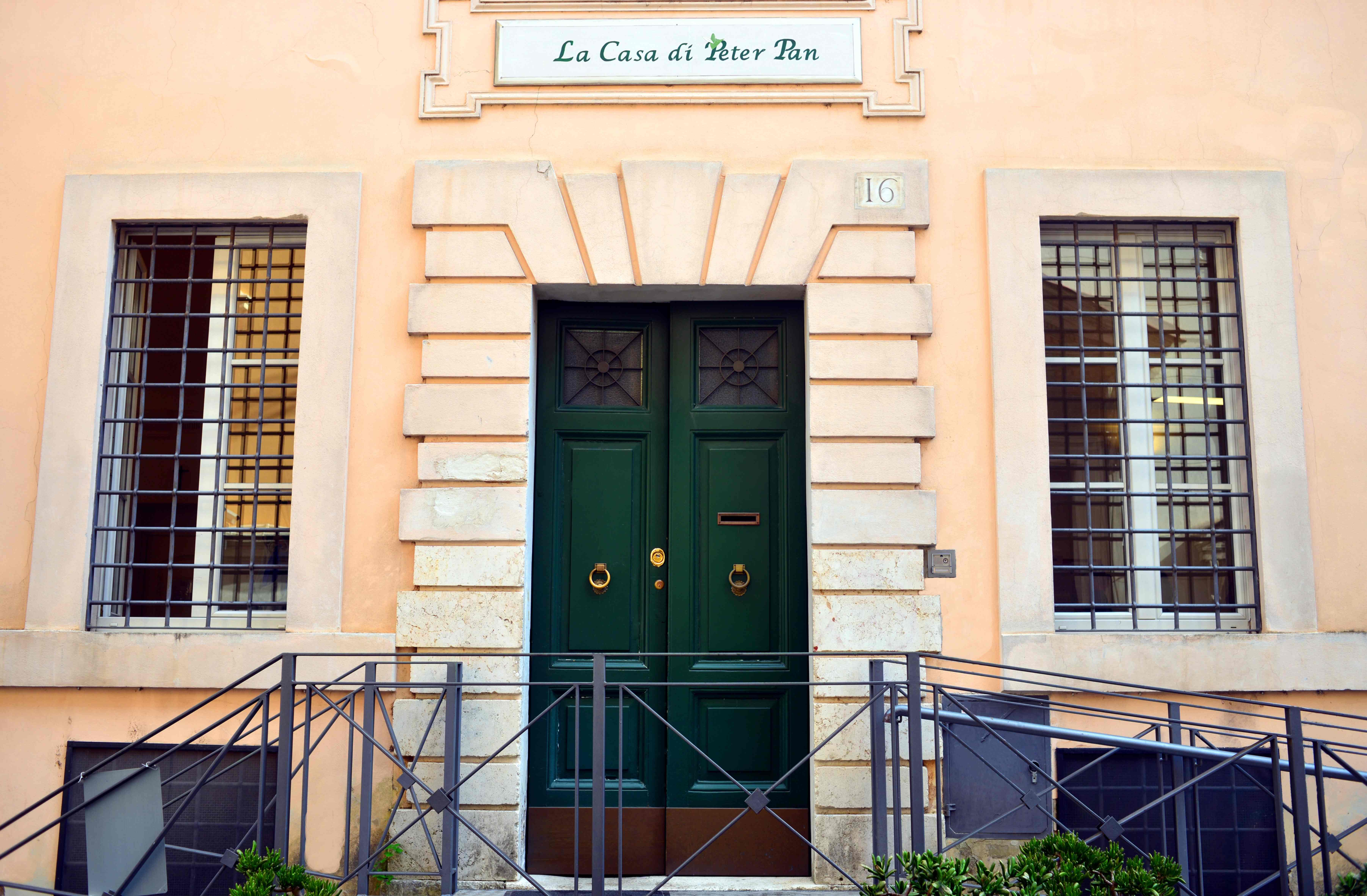 Immagine di sfondo della pagina Airbnb a supporto dell’accoglienza solidale: donazione a Peter Pan ODV per il Giubileo 2025
