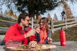 Immagine di sfondo della pagina Alta Badia, i colori dell'autunno outdoor