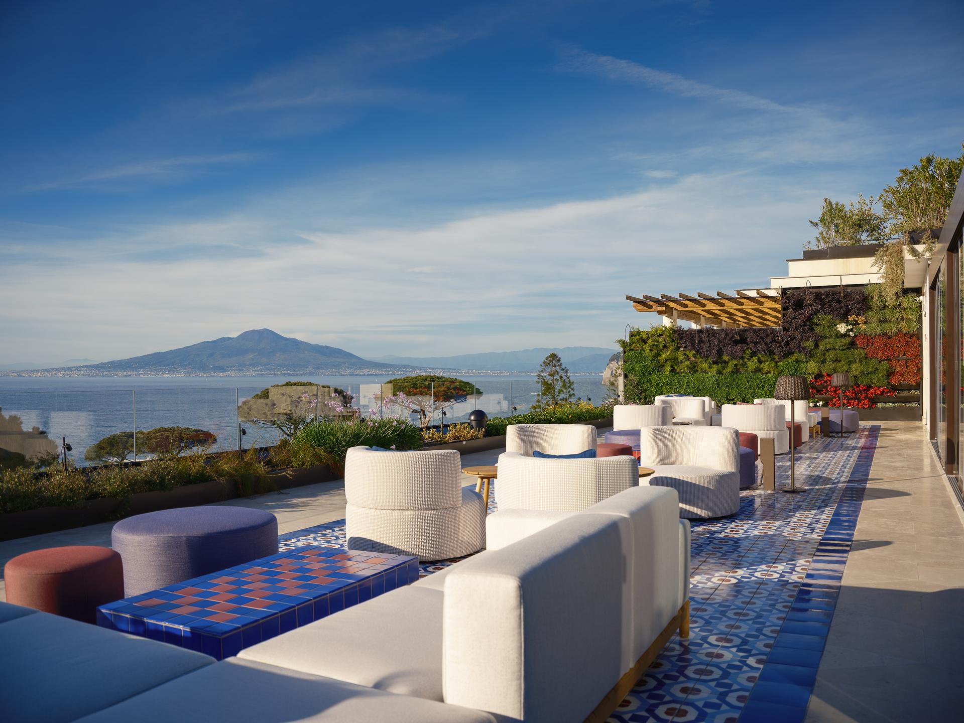 Immagine di sfondo della pagina L’hotel Ara Maris di Sorrento entra nel circuito Virtuoso®