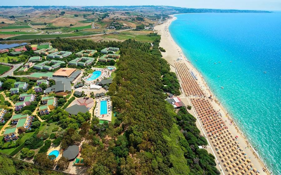 Immagine di sfondo della pagina Tris di nuovi villaggi per Bluserena