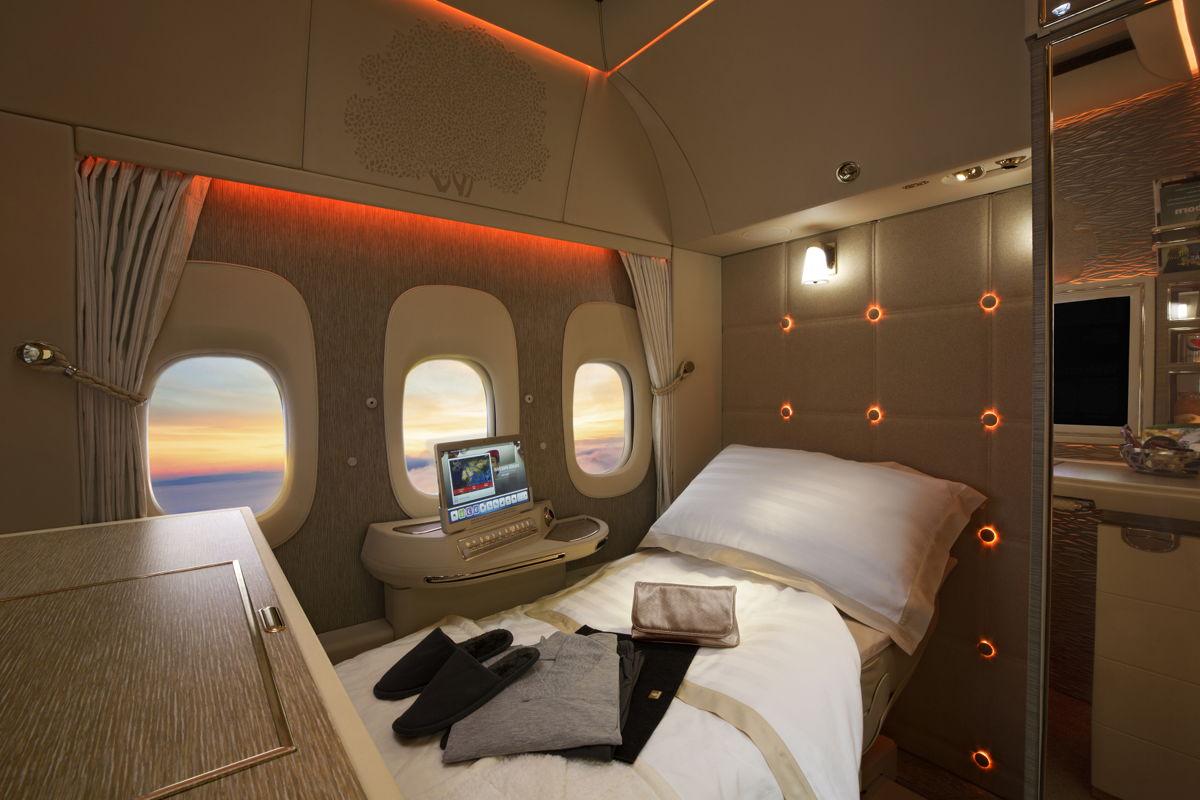 Immagine di sfondo della pagina Emirates e le suite First Class del Boeing 777