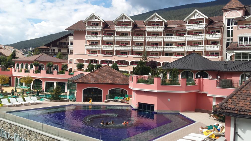 Immagine di sfondo della pagina Bimboinviaggio.com seleziona i migliori family hotel presenti sul mercato