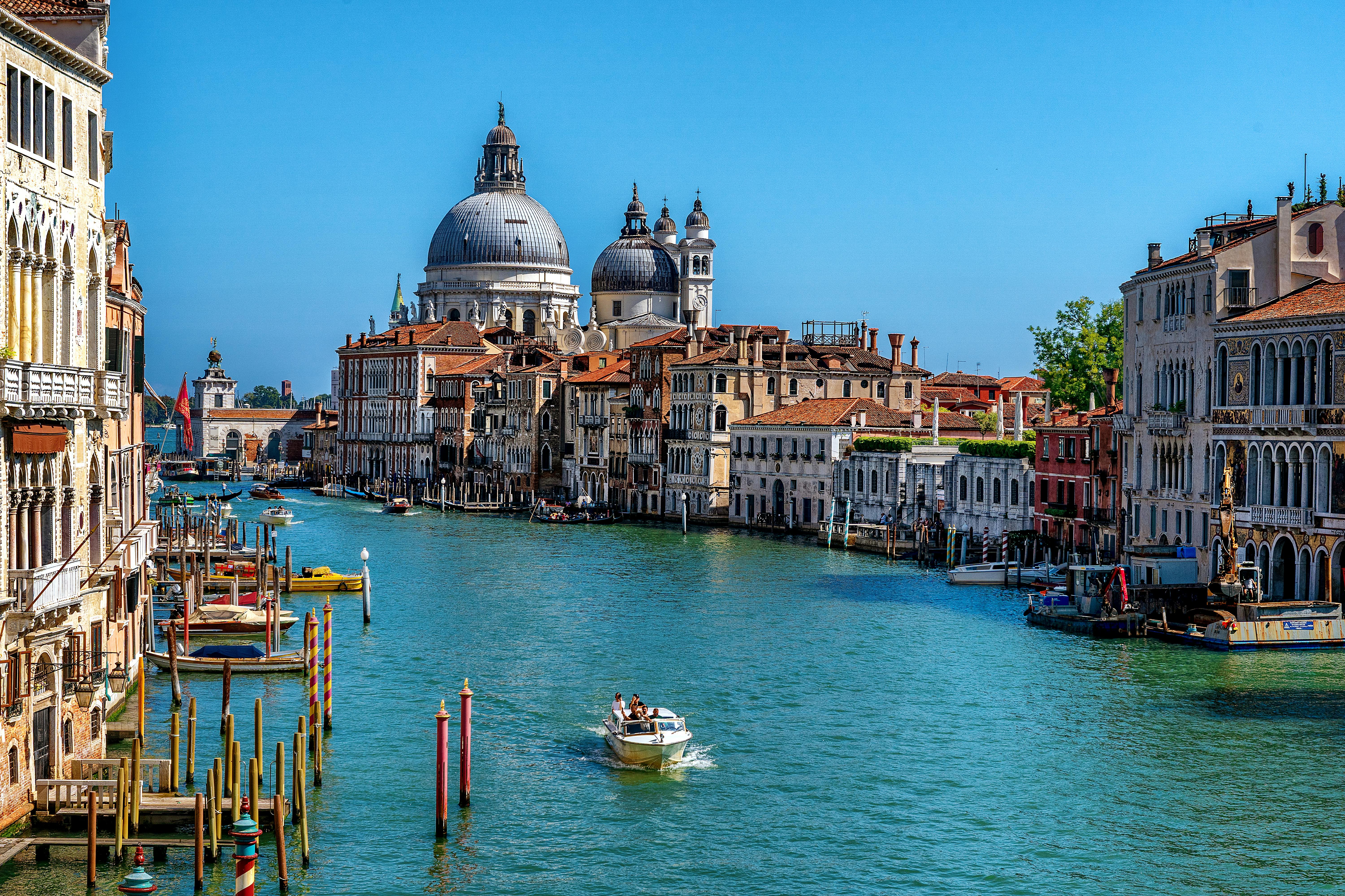 Immagine di sfondo della pagina I segreti per viaggiare in Italia e scoprire i tesori nascosti del territorio