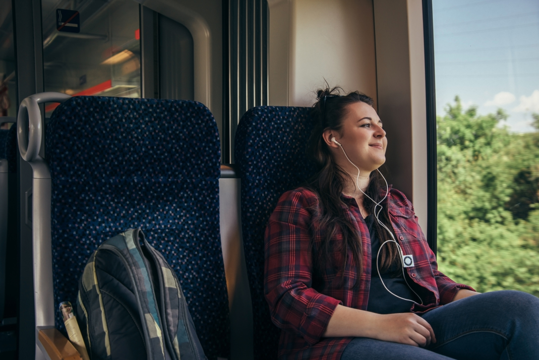 Immagine Viaggi in treno e lettura: il 47% degli italiani legge a bordo, secondo Trainline