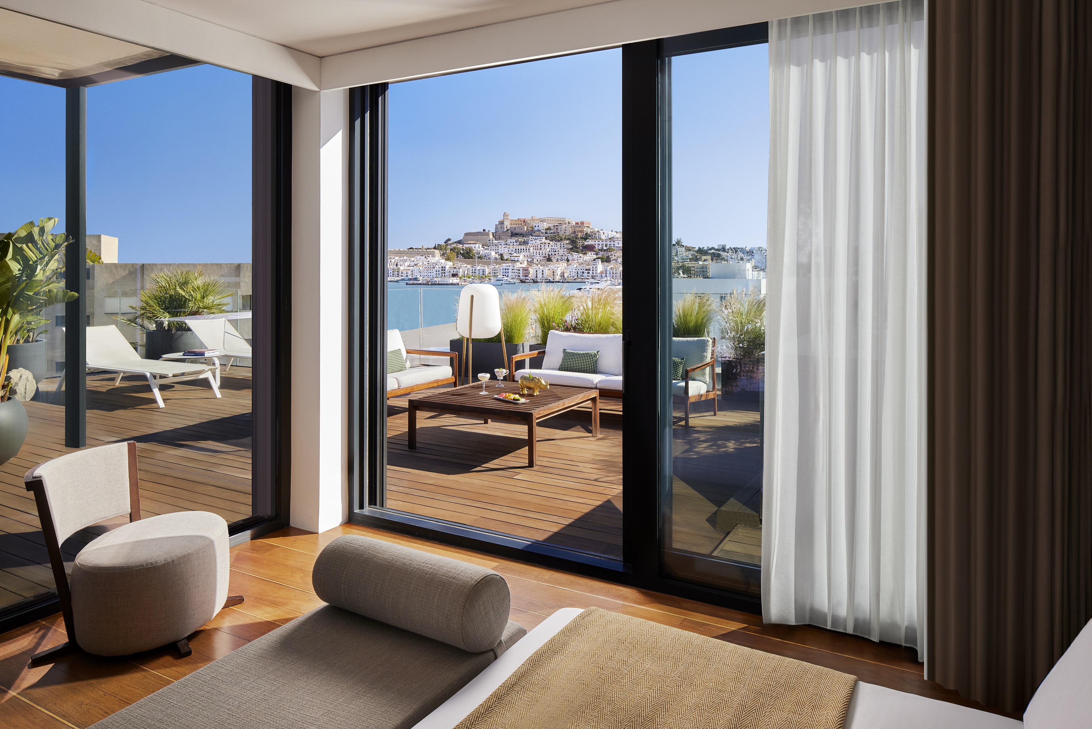 Immagine di sfondo della pagina NH Collection sbarca a Ibiza e Marbella: eleganza e autenticità sulle coste del Mediterraneo