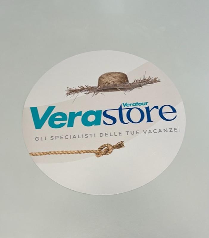 Immagine di sfondo della pagina Veratour spinge sulle VeraStore