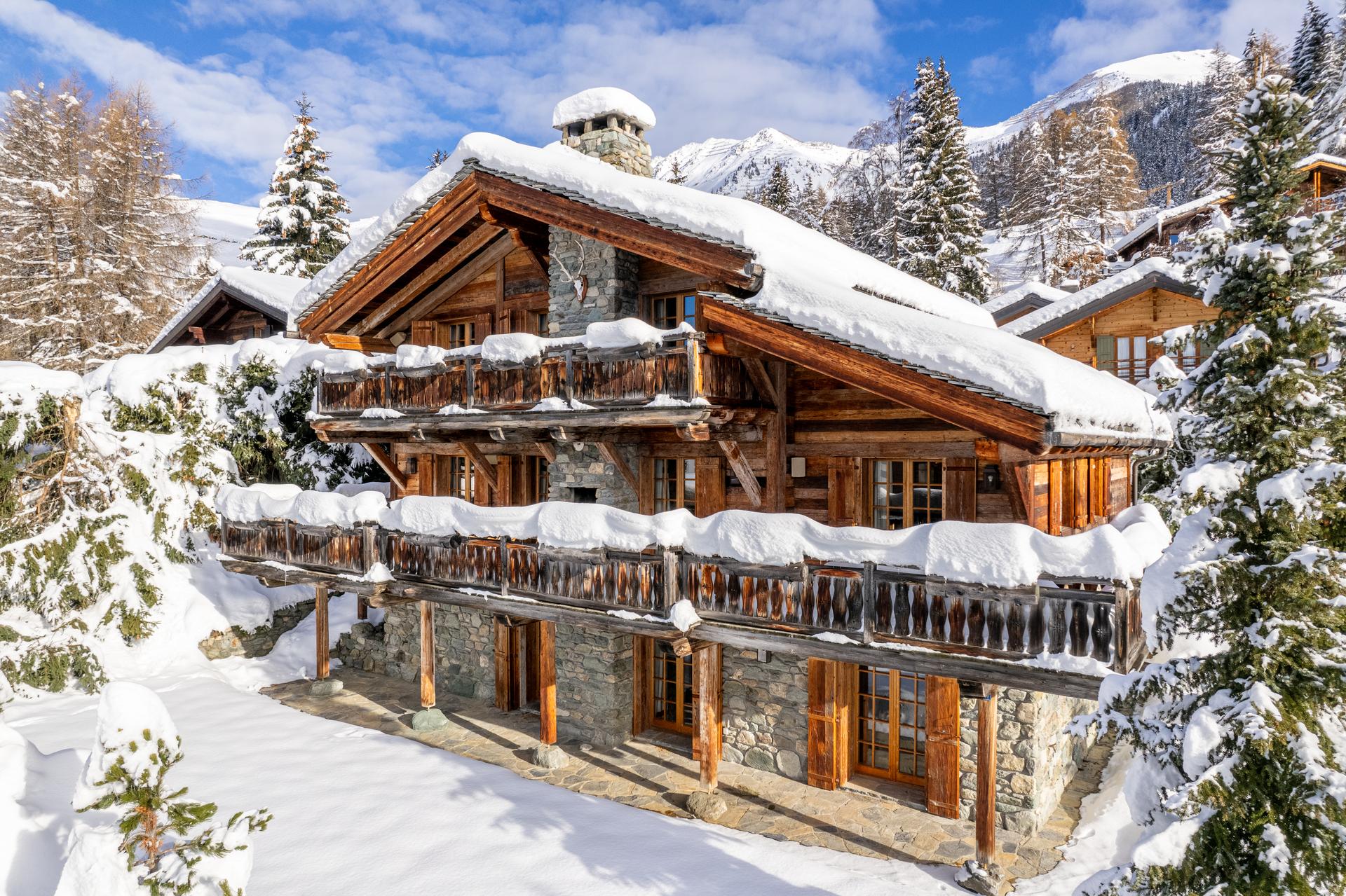 Immagine di sfondo della pagina Alpine Property Report 2025: l’evoluzione del mercato immobiliare nelle Alpi