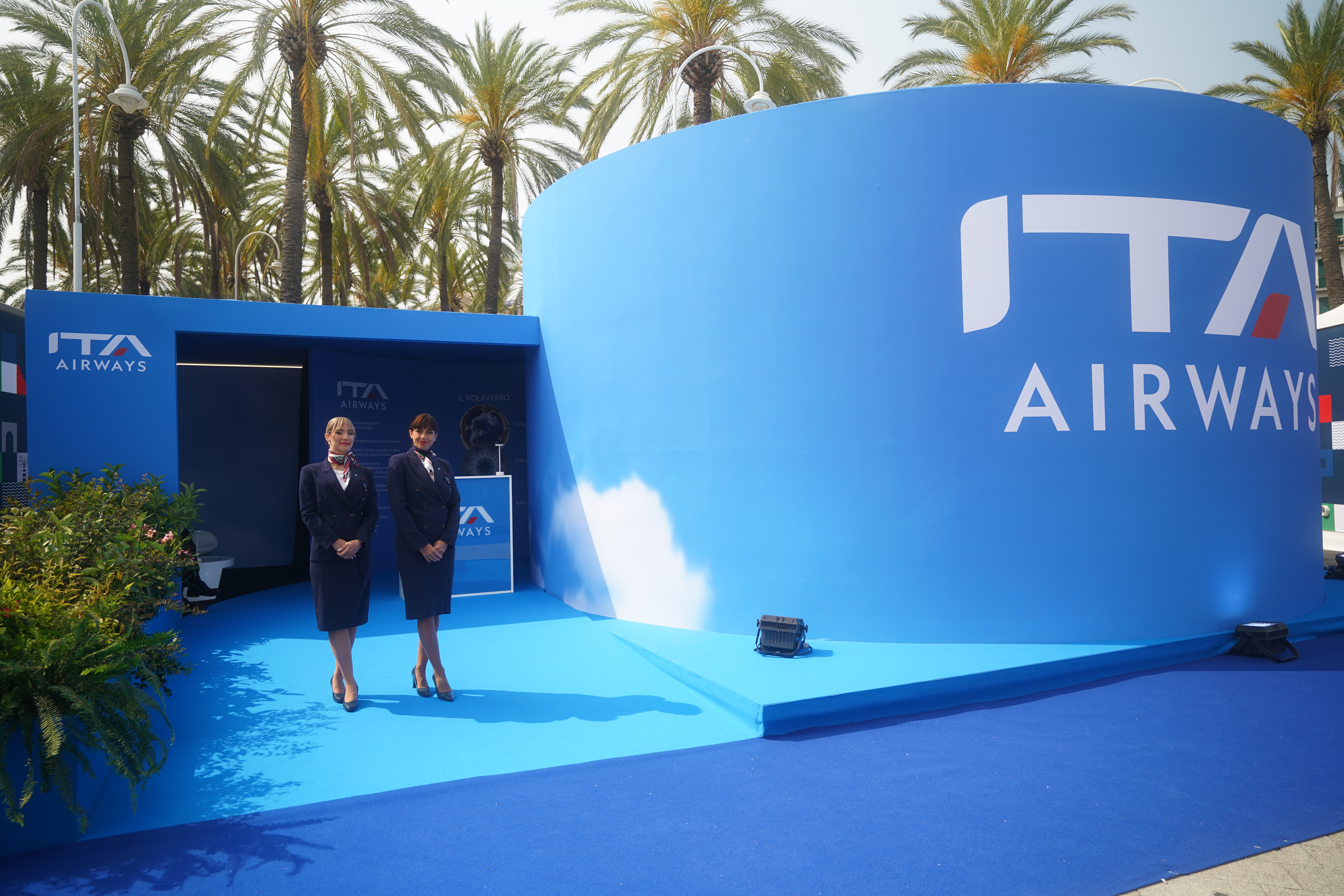 Immagine di sfondo della pagina Il cielo sopra Genova parla italiano: ITA Airways e la Nave Vespucci insieme per il Made in Italy