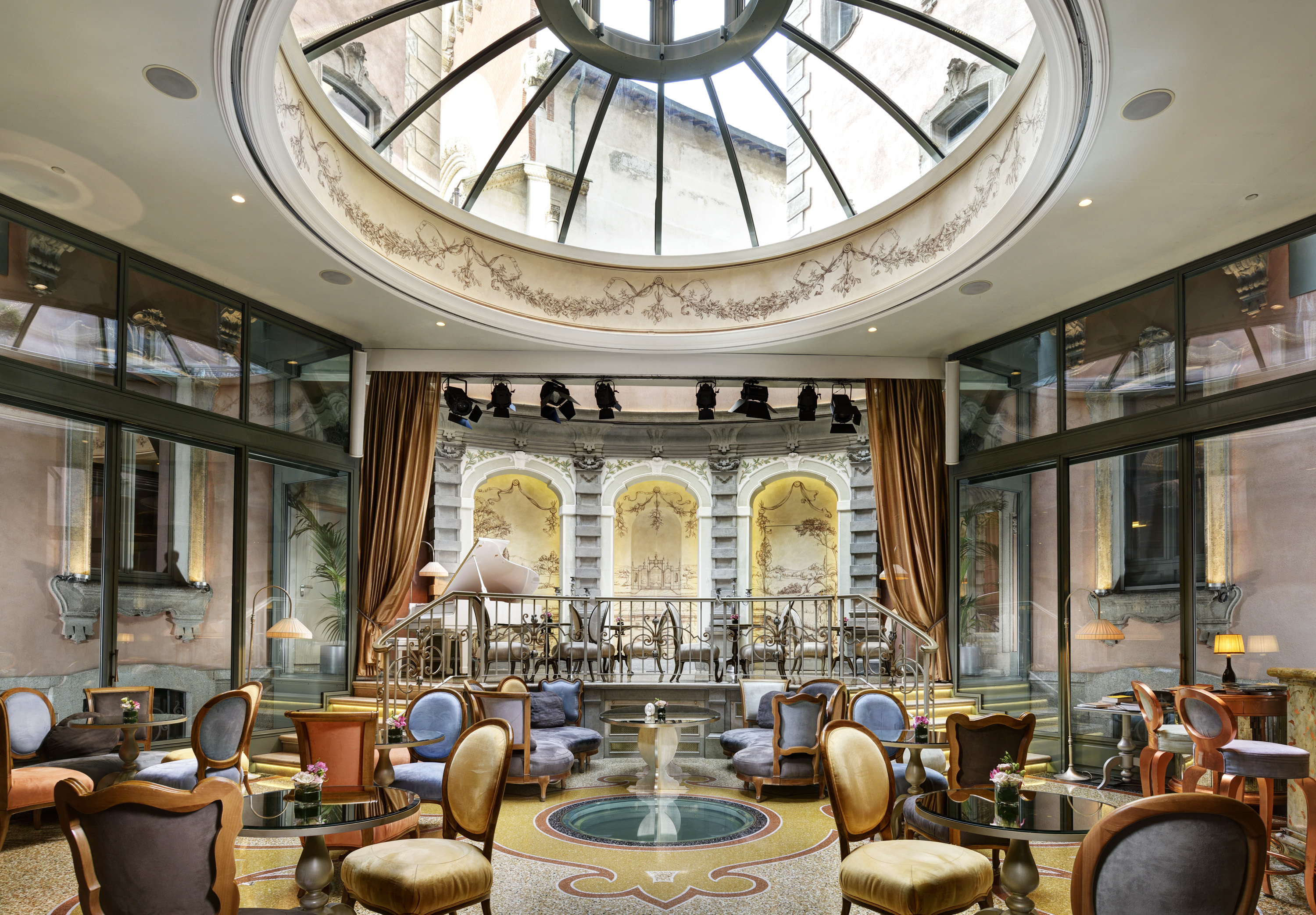 Immagine di sfondo della pagina Château Monfort premiato ai Luxury Lifestyle Awards 2025 come miglior boutique hotel di lusso a Milano