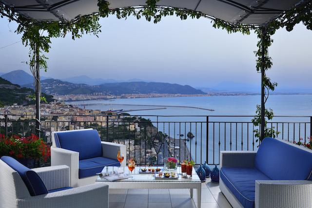Immagine di sfondo della pagina Apre l'Hotel Raito Amalfi Coast