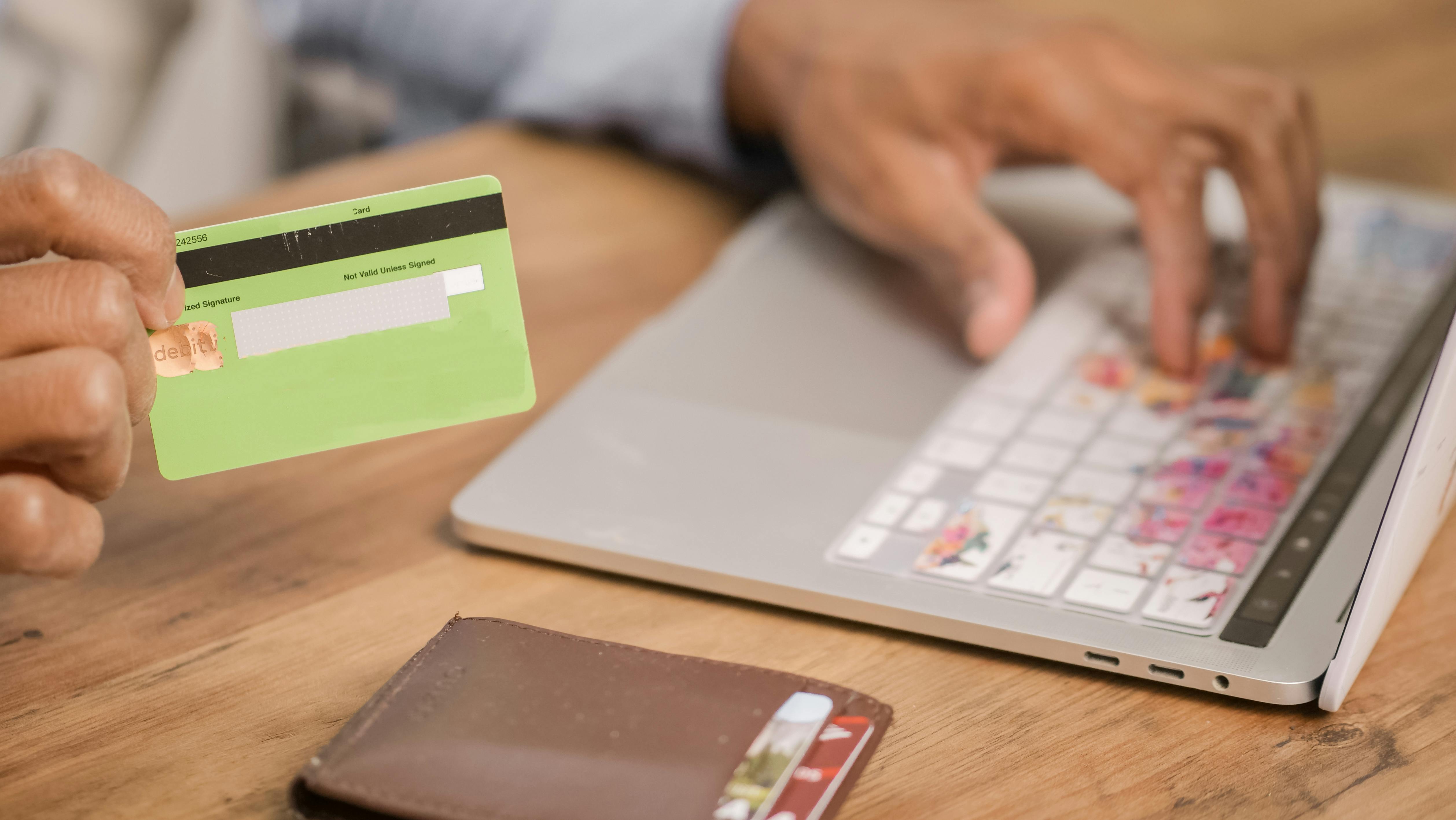 Immagine di sfondo della pagina eCommerce globale verso i 6,5 trilioni di dollari: trend per il settore travel
