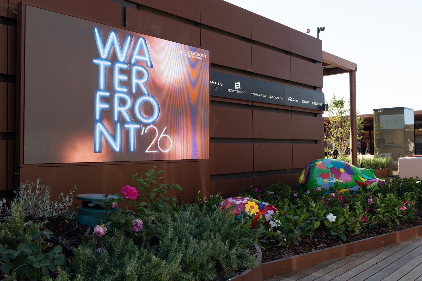 Immagine di sfondo della pagina Waterfront Costa Smeralda, stagione record nel 2026 tra design, arte immersiva e nuovi spazi lifestyle