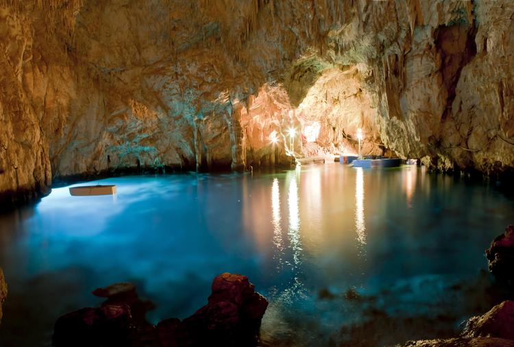 Immagine di sfondo della pagina Pasqua a Sorrento tra splendide grotte e insenature naturali