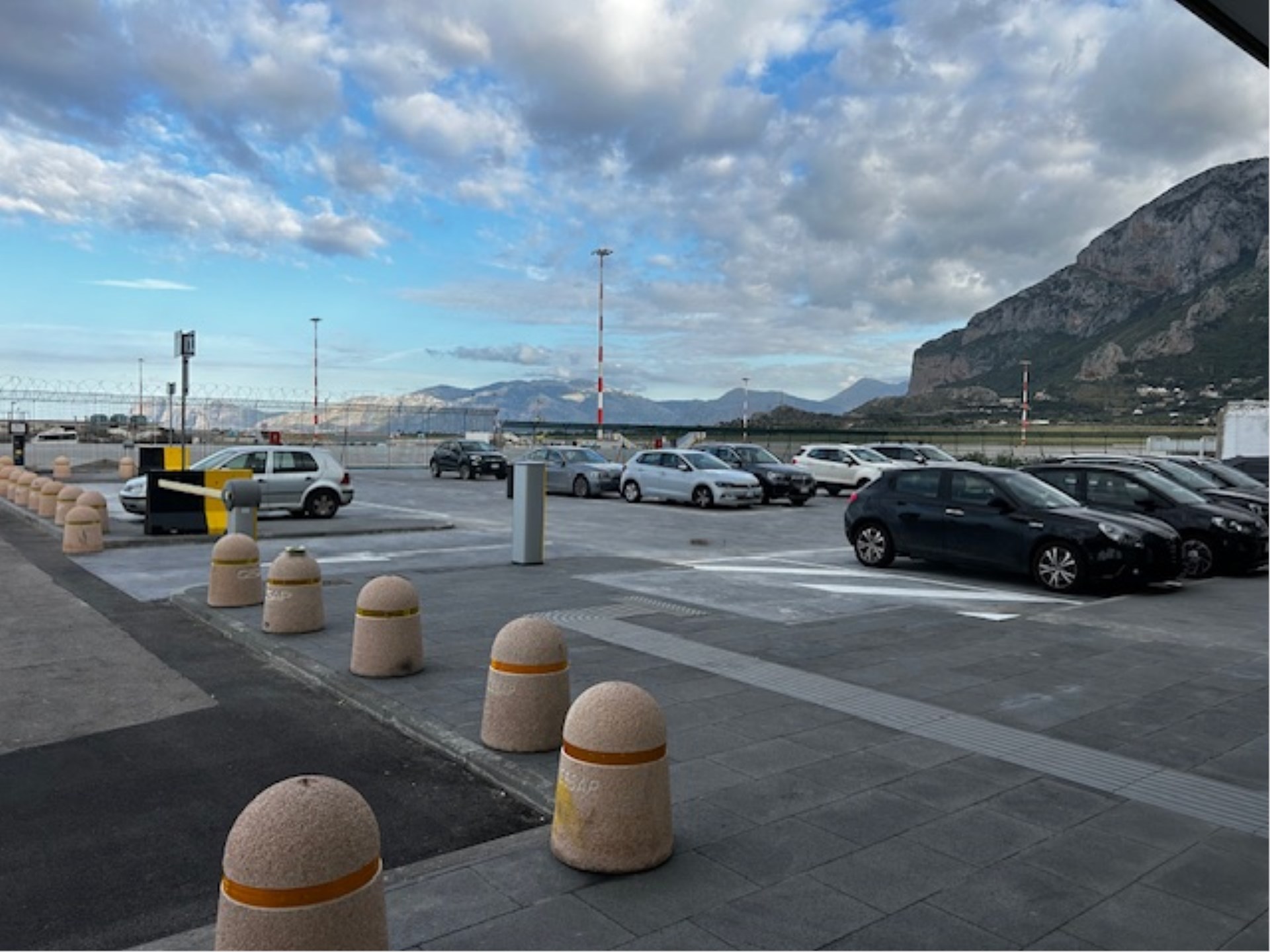 Immagine di sfondo della pagina Emergenza Etna: l’aeroporto di Palermo gestisce 200 voli aggiuntivi tra dirottamenti e riprogrammazioni.