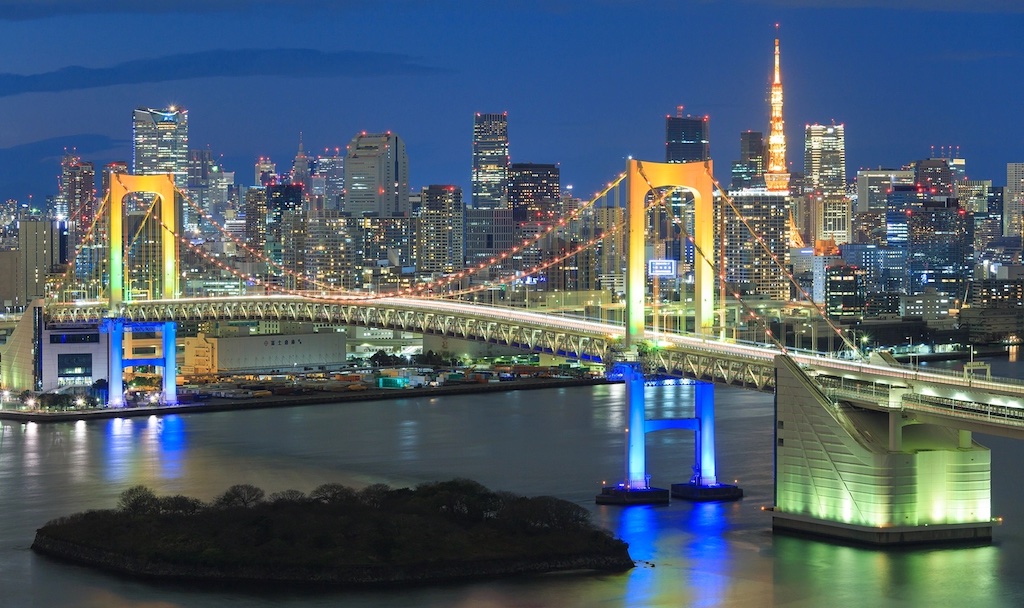 Immagine di sfondo della pagina Tokyo in novembre: tra foglie d’oro e luci al neon