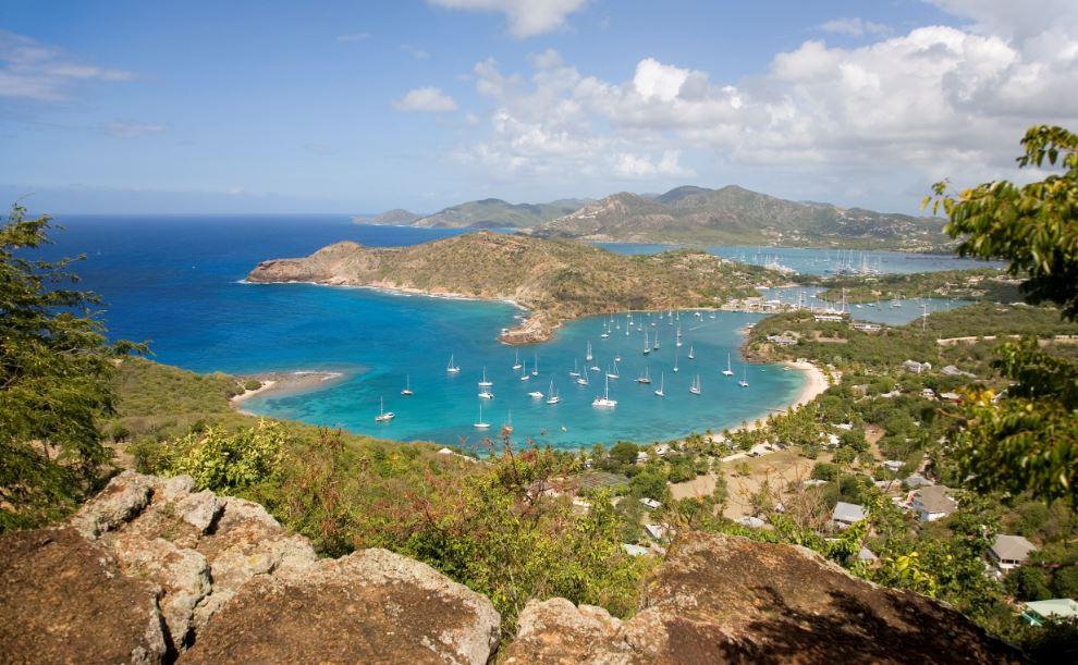 Immagine di sfondo della pagina Antigua riapre al turismo