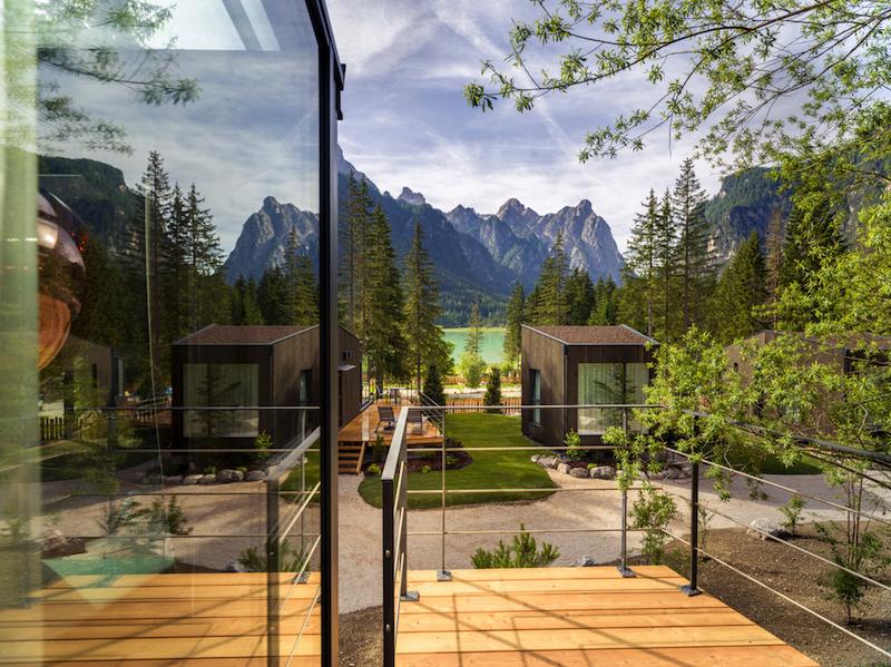 Immagine di sfondo della pagina Inaugurati gli Skyview Chalets del Toblacher See