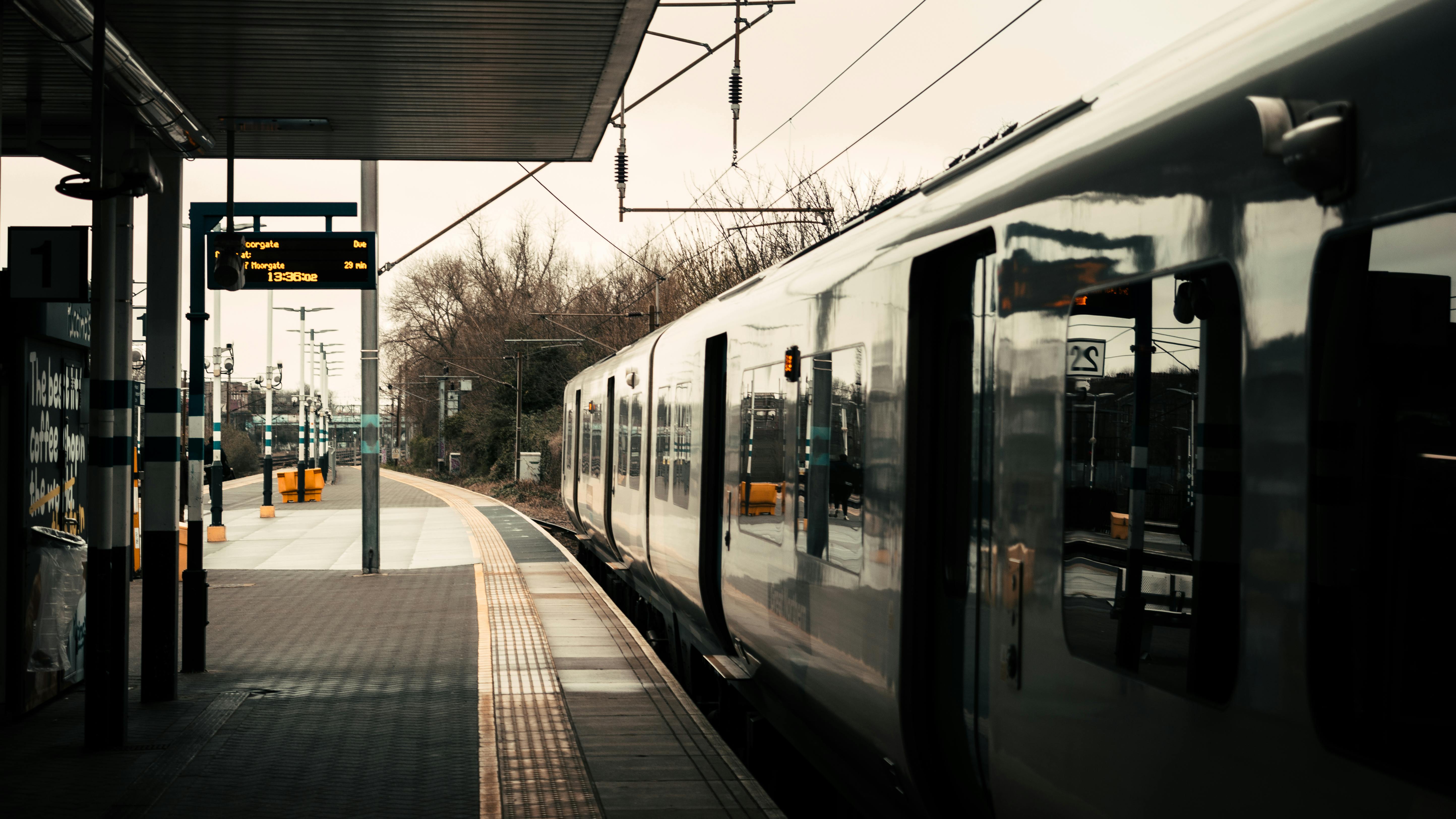 Immagine Viaggi in treno 2025: boom degli italiani verso Parigi e mete di prossimità secondo Trainline