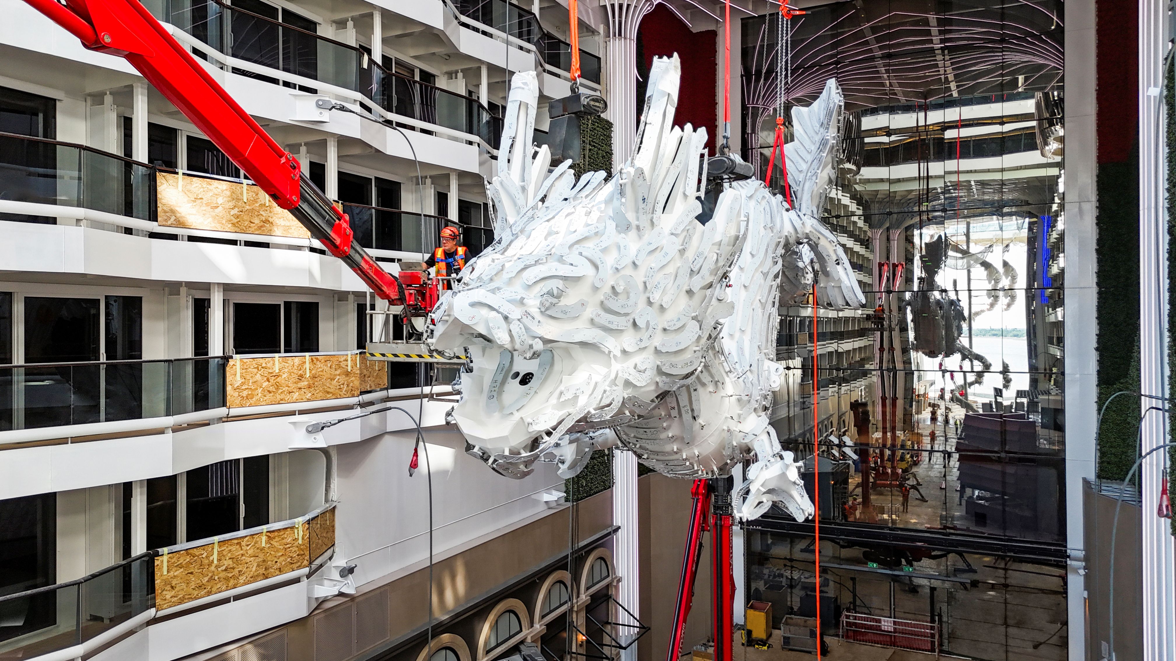 Immagine MSC Crociere completa l’installazione della scultura del drago su MSC World Asia