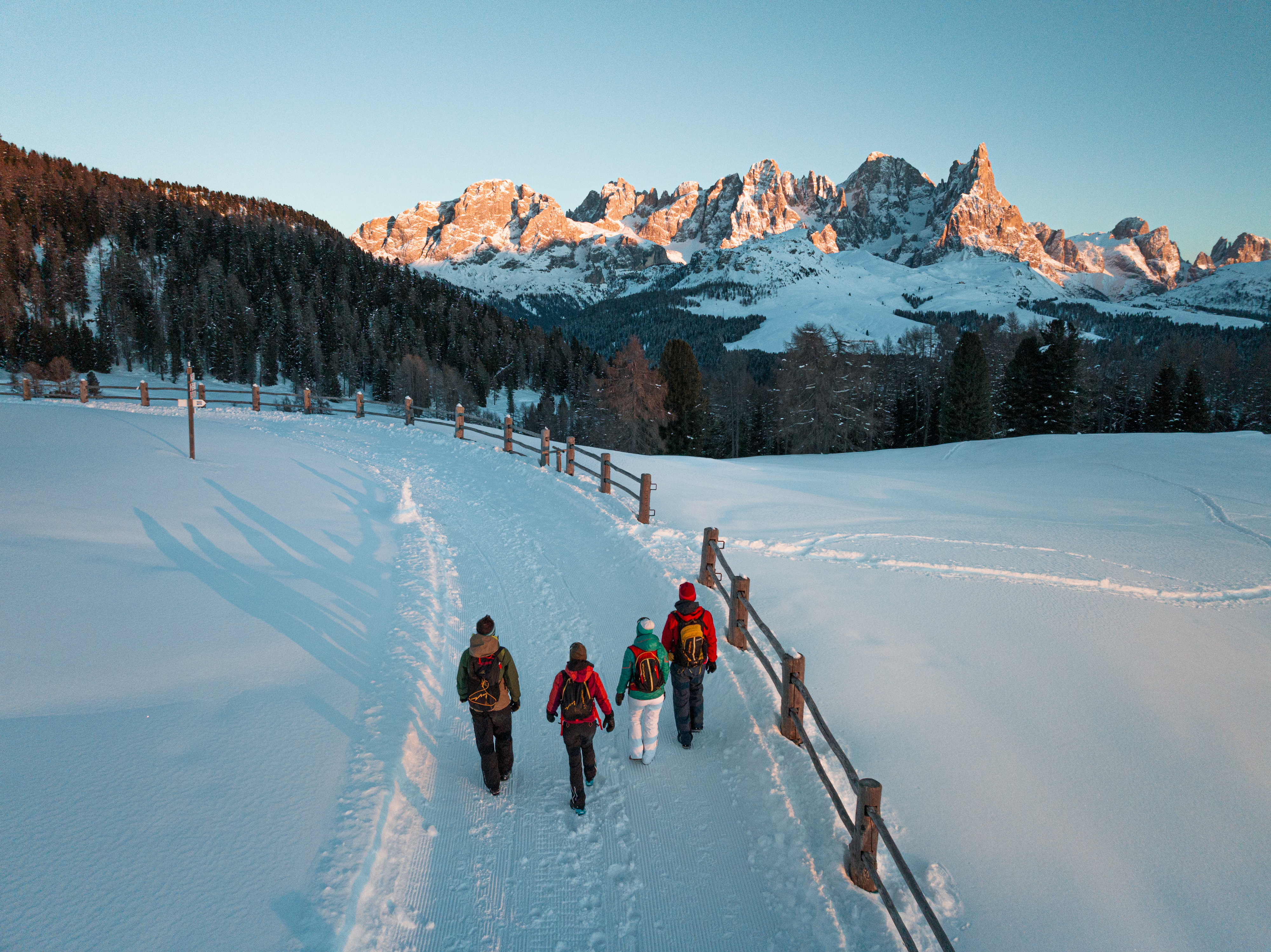 Immagine di sfondo della pagina Club del Sole debutta sulla neve con il Val di Fiemme Easy Camping Village