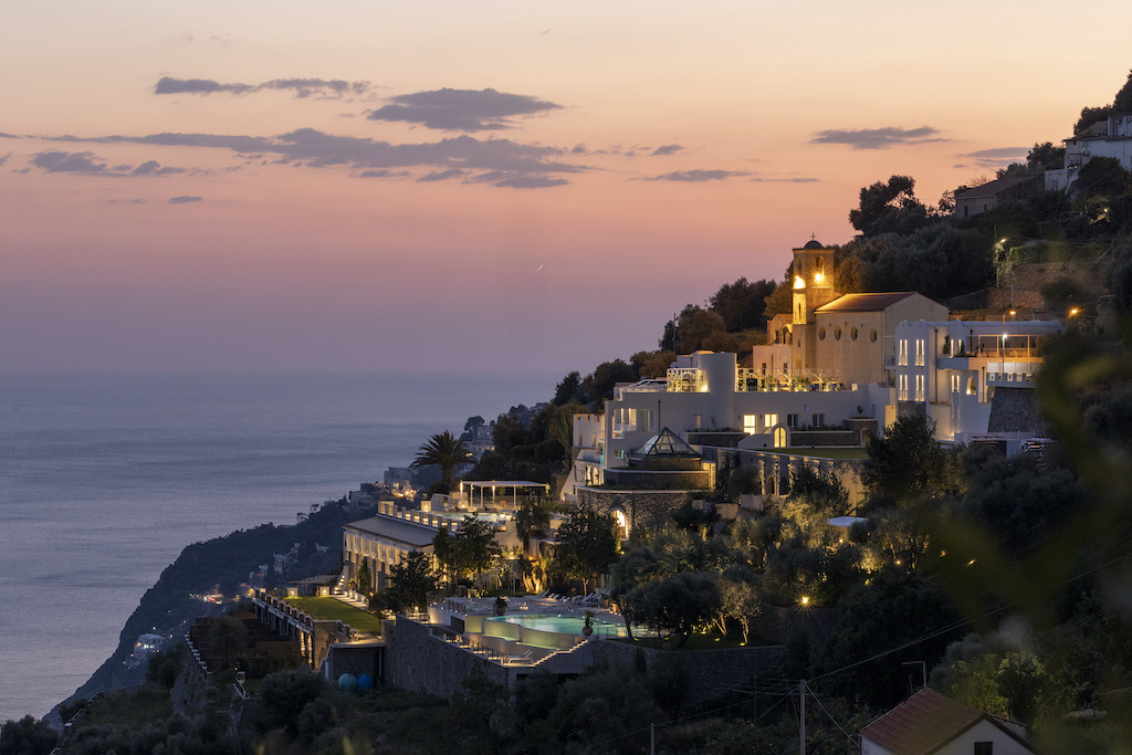 Immagine di sfondo della pagina Furore Grand Hotel inaugura la stagione 2025