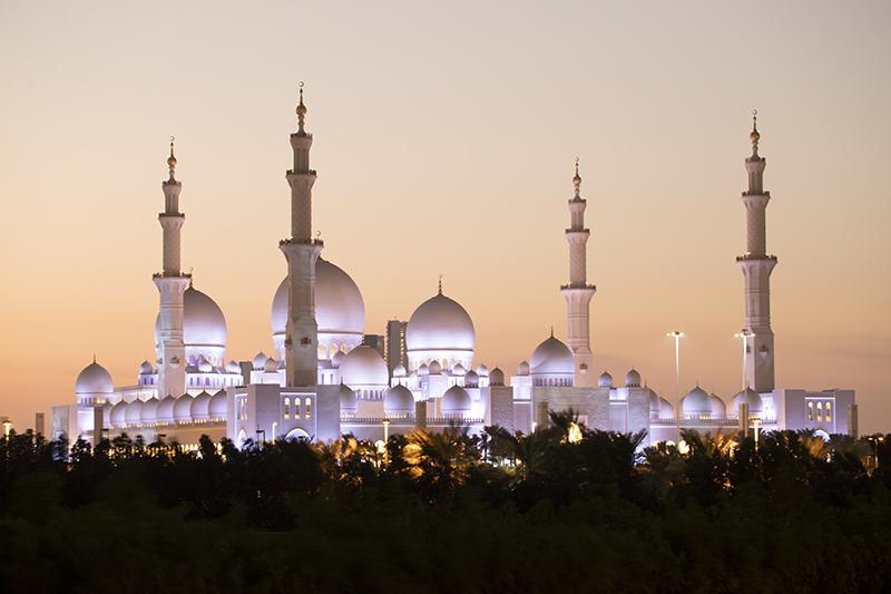 Immagine di sfondo della pagina Abu Dhabi, intesa con Airbnb: focus su case vacanza