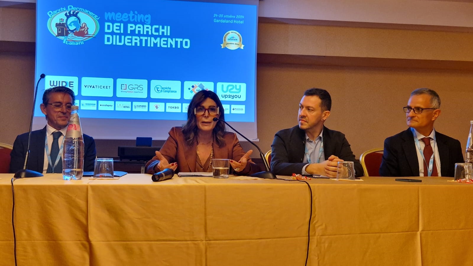 Immagine di sfondo della pagina Parchi Divertimento Italiani: Investimenti e Sostenibilità per il Futuro del Turismo
