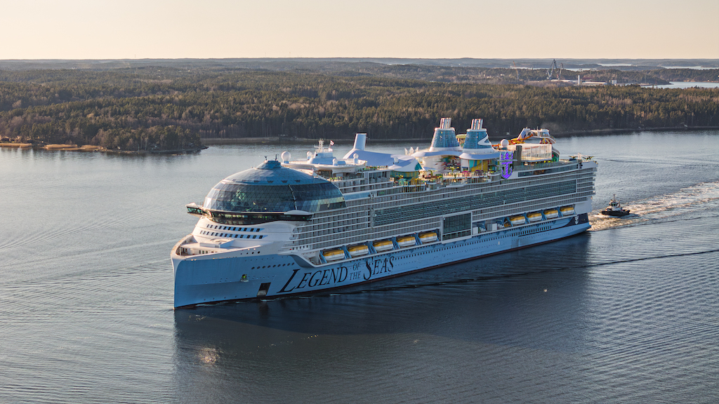 Immagine Legend of the Seas in mare per le prove tecniche: debutto previsto a luglio 2026 nel Mediterraneo
