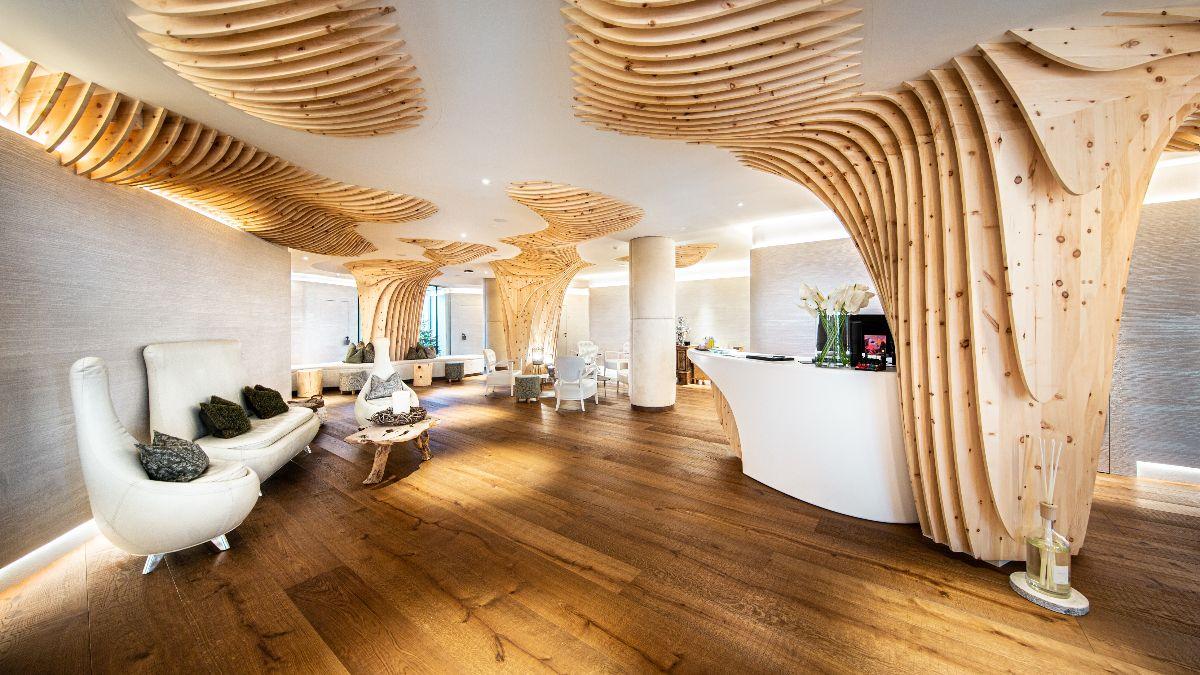 Immagine di sfondo della pagina Nuova spa per il Dolomiti Wellness Hotel Fanes