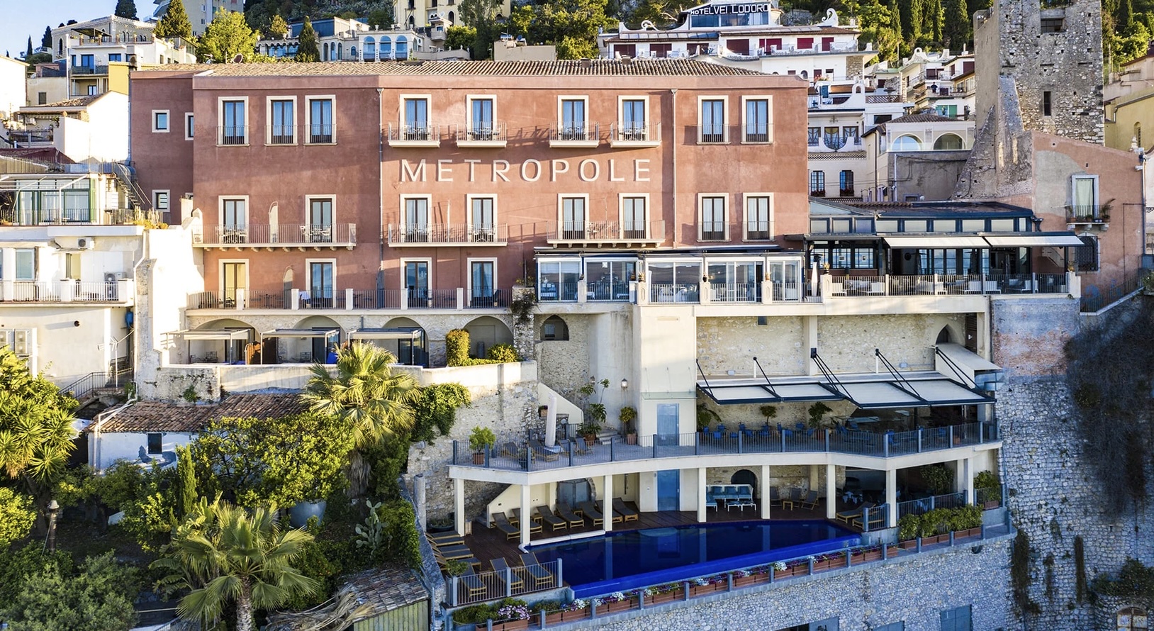 Immagine di sfondo della pagina A Taormina torna protagonista l'Hotel Metropole