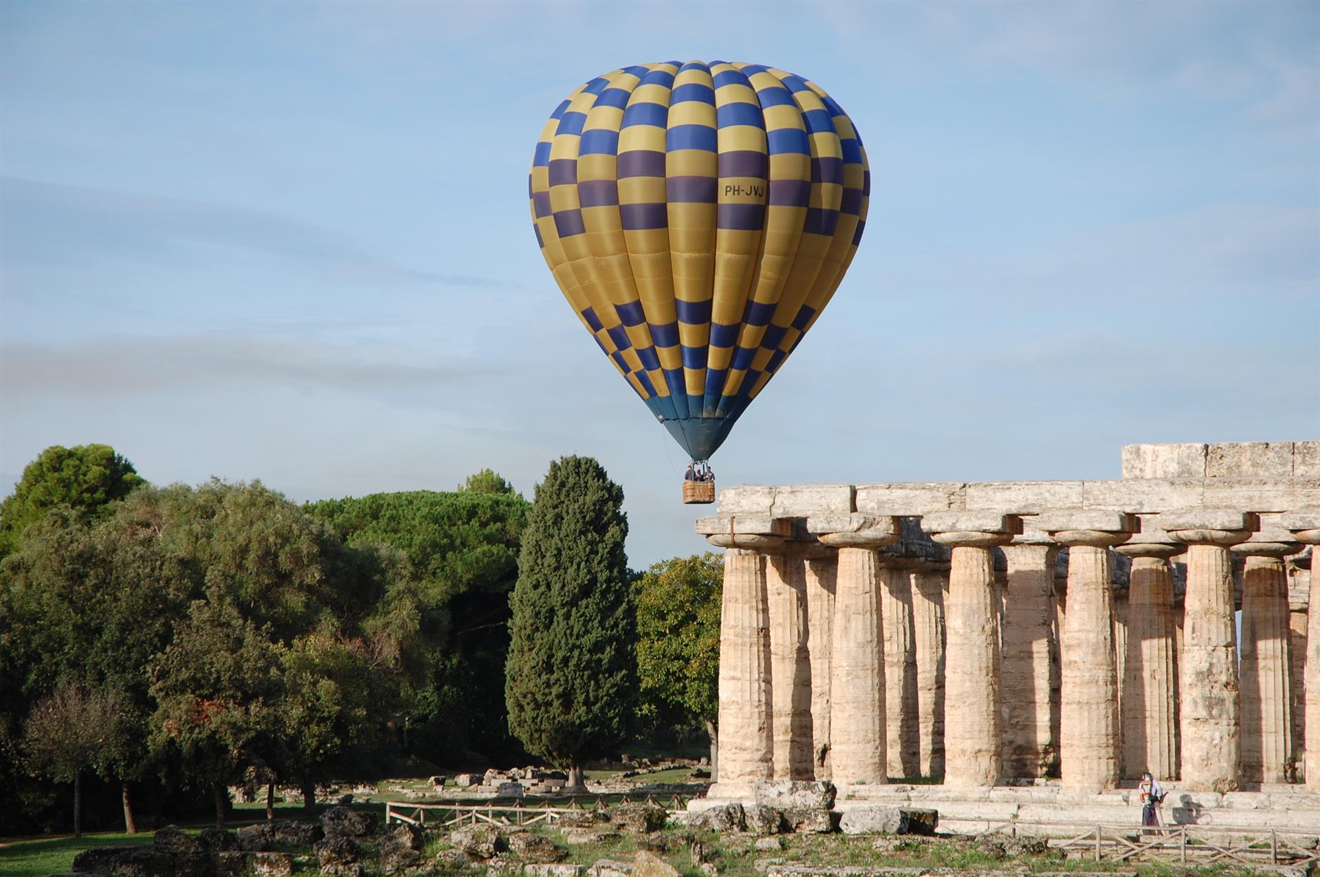 Immagine di sfondo della pagina Paestum, torna il Festival delle Mongolfiere