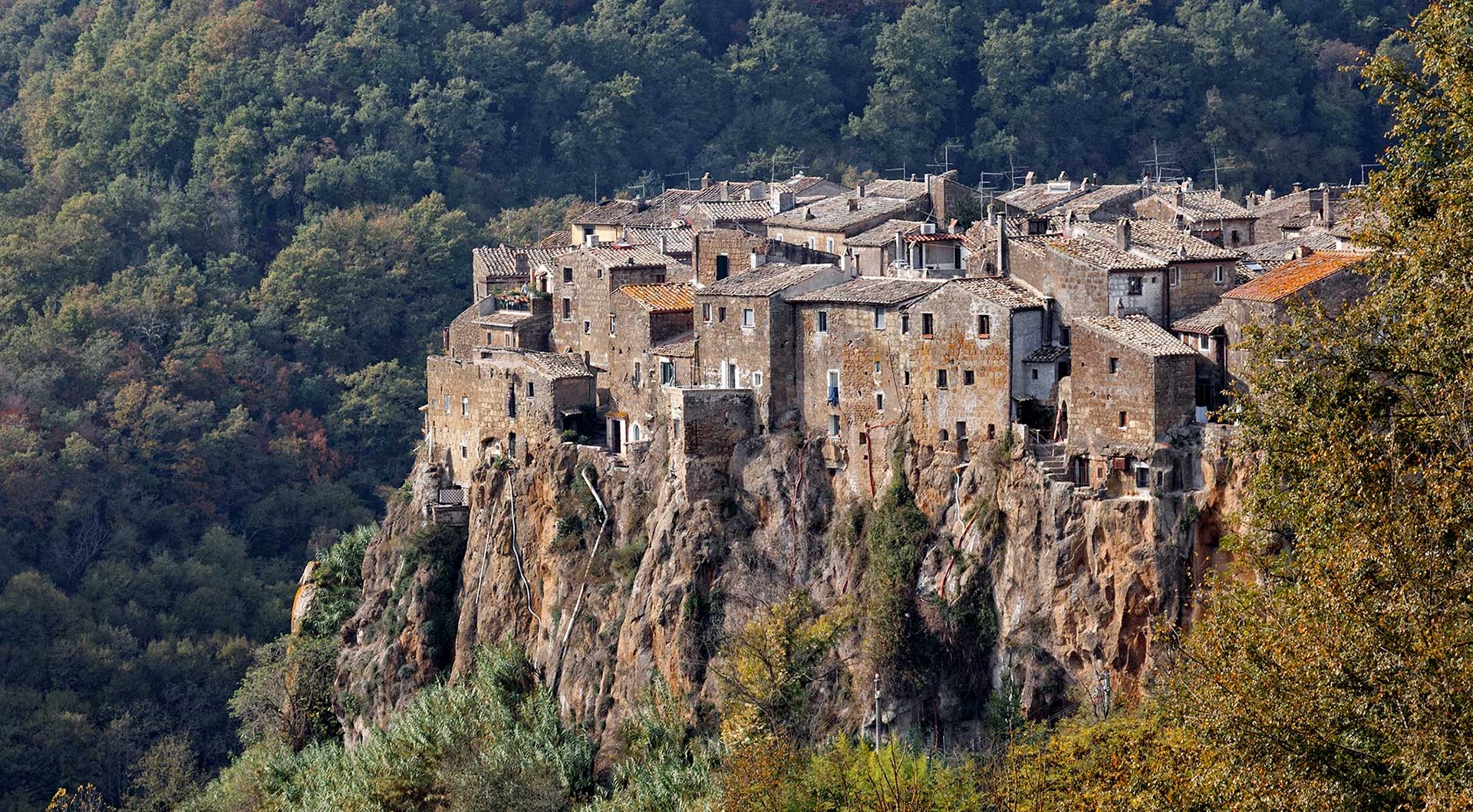 Immagine di sfondo della pagina Il Lazio meno noto: itinerari alternativi tra cultura, natura e storia