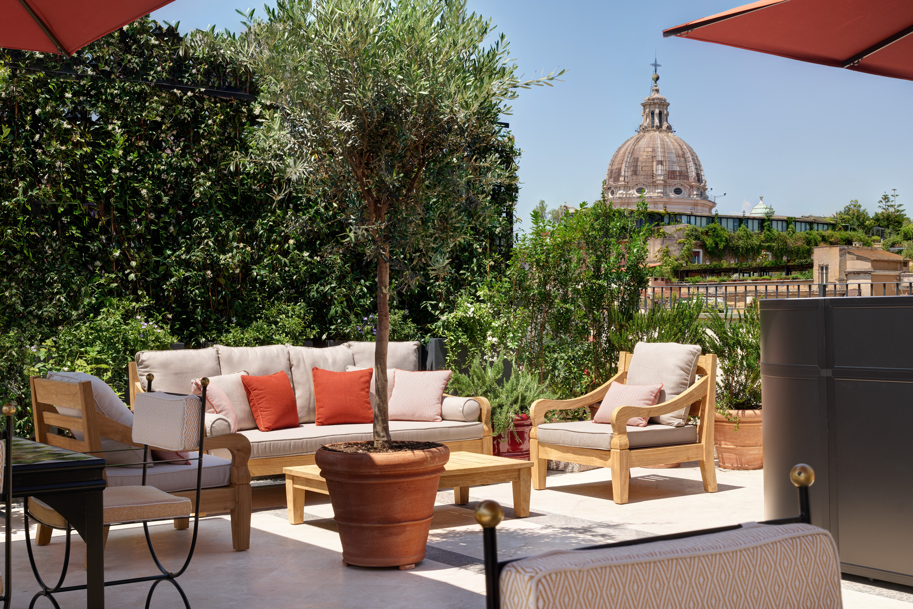 Immagine di sfondo della pagina Hotel d’Inghilterra Roma: nuove aperture tra benessere e vista sui tetti della Capitale