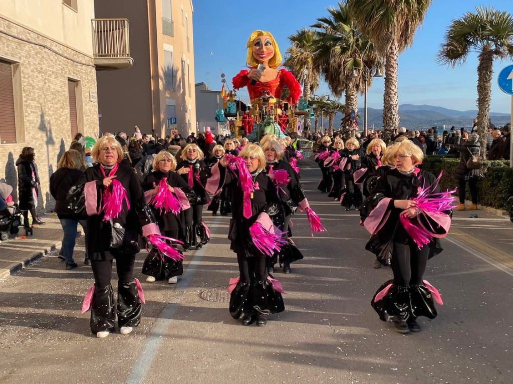 Immagine Follonica regina del divertimento con il Carnevale
