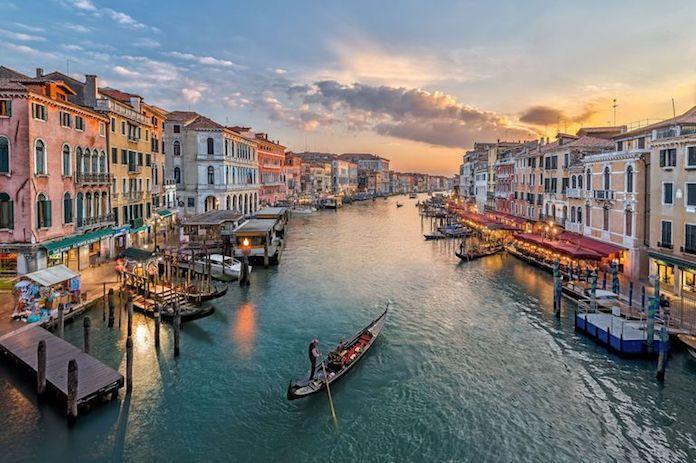 Immagine di sfondo della pagina Italia, stop quarantena per i turisti extra UE