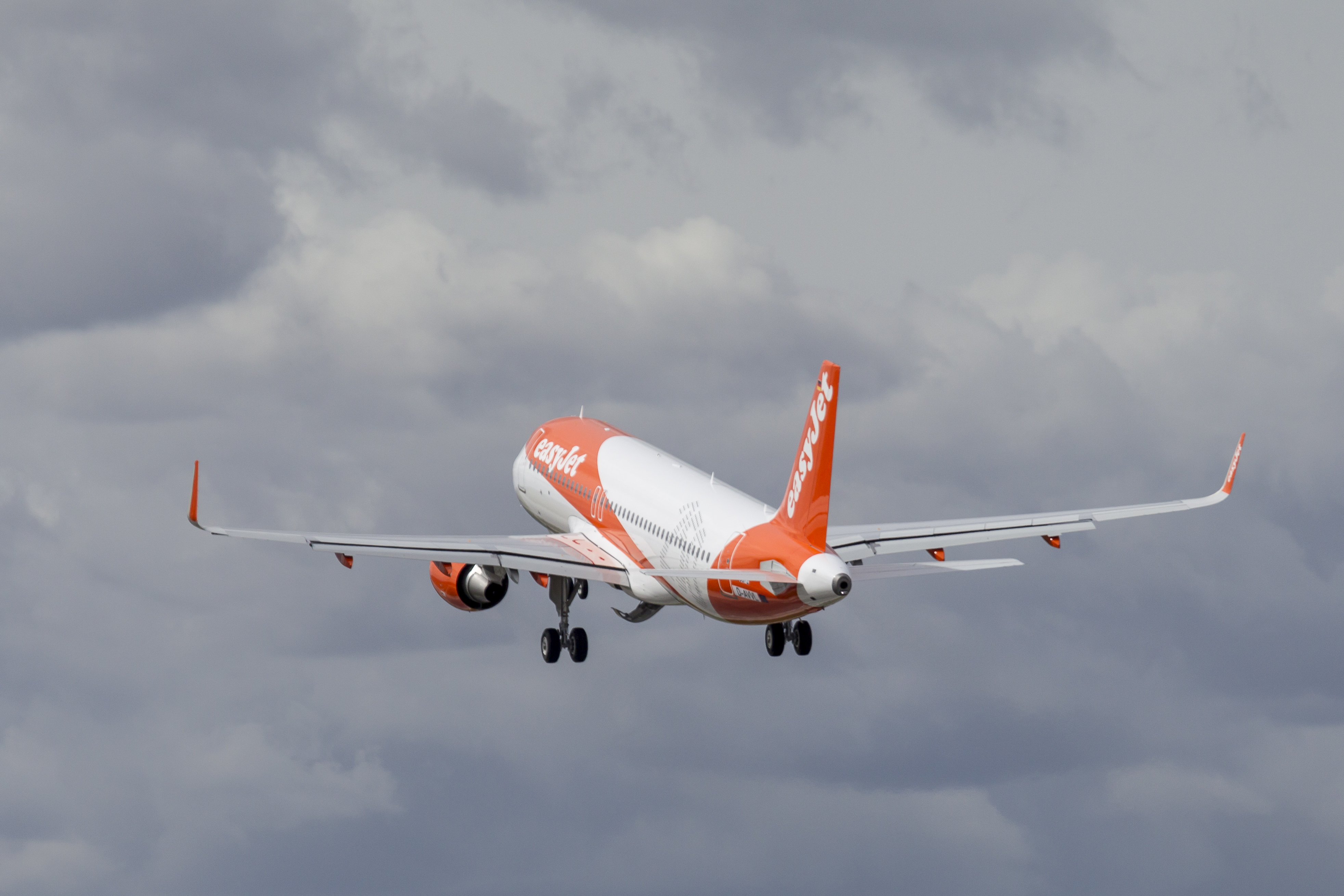 Immagine di sfondo della pagina easyJet vola tra Milano Malpensa e Siviglia