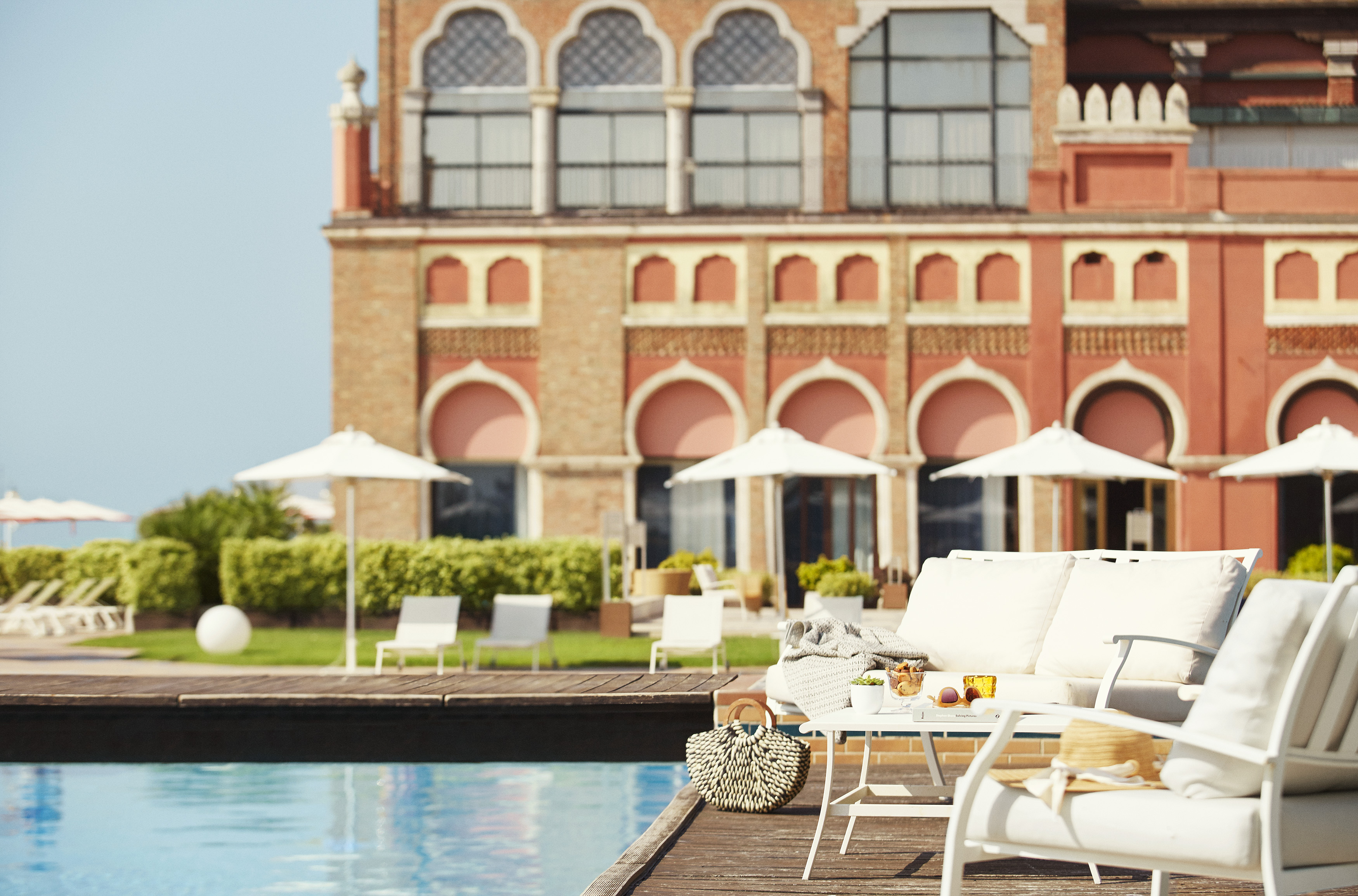 Immagine di sfondo della pagina L'Hotel Excelsior Venice Lido si rinnova: camere, beach club e nuovo ristorante Amù Venice