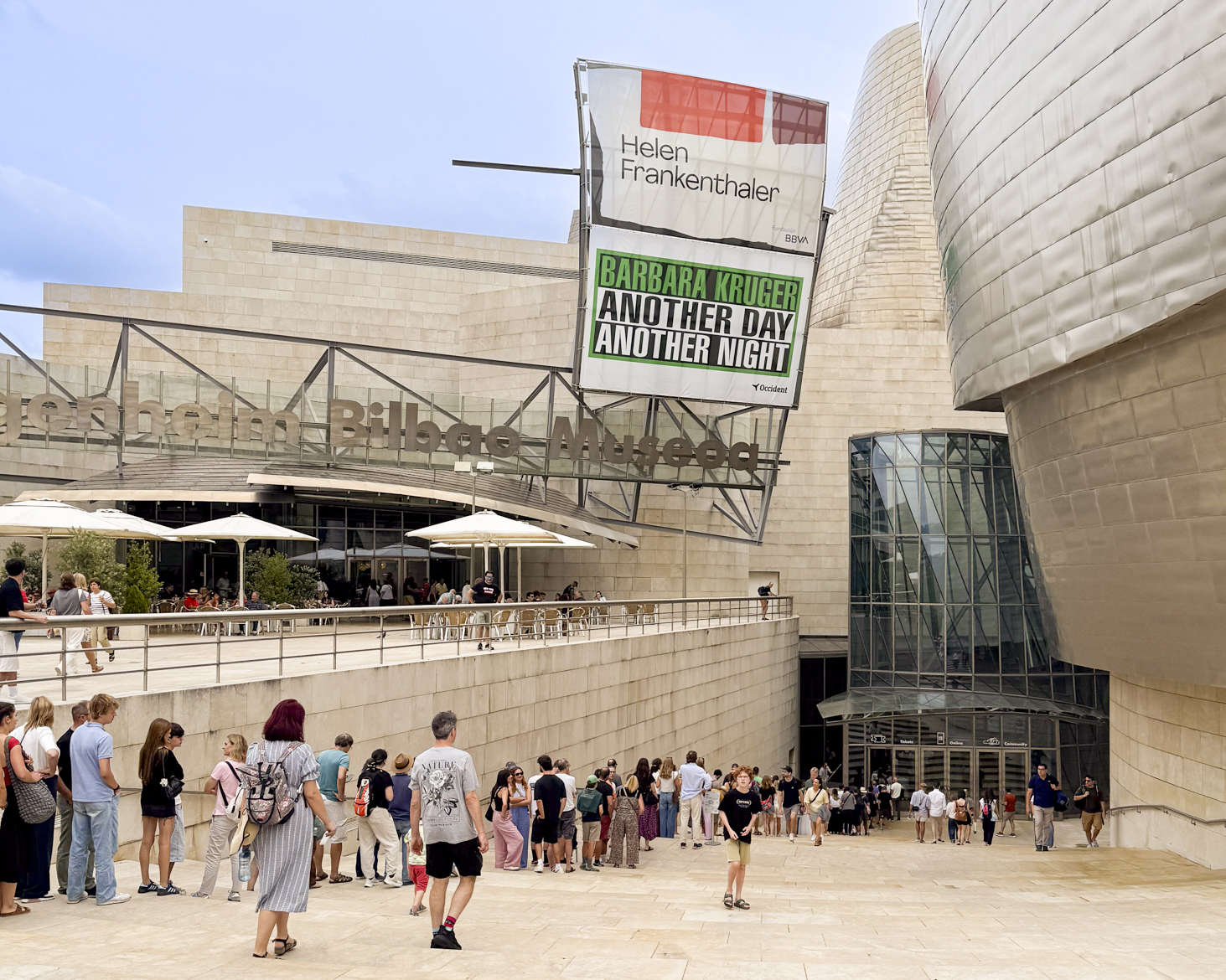 Immagine di sfondo della pagina Estate record al Guggenheim Bilbao: oltre 478 mila visitatori