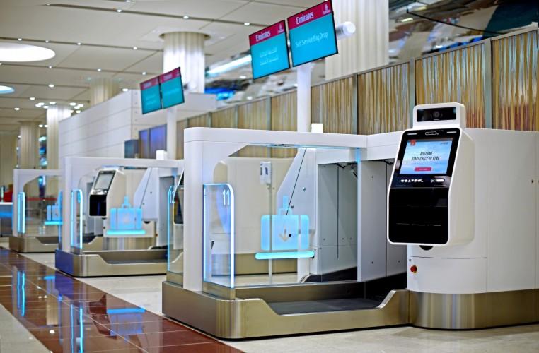 Immagine di sfondo della pagina Emirates, a Dubai nuovi check in automatici