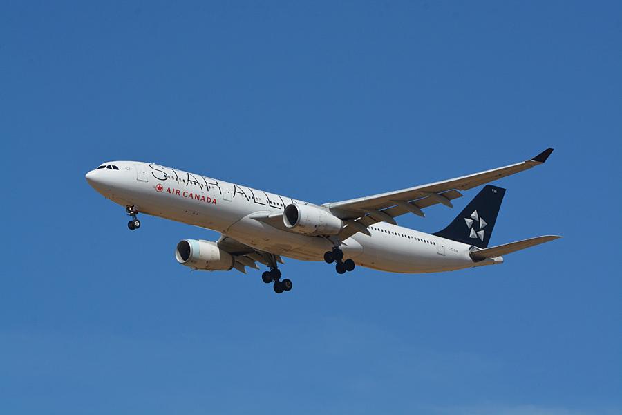 Immagine di sfondo della pagina Air Canada, cancellati voli estivi su Mxp e Venezia
