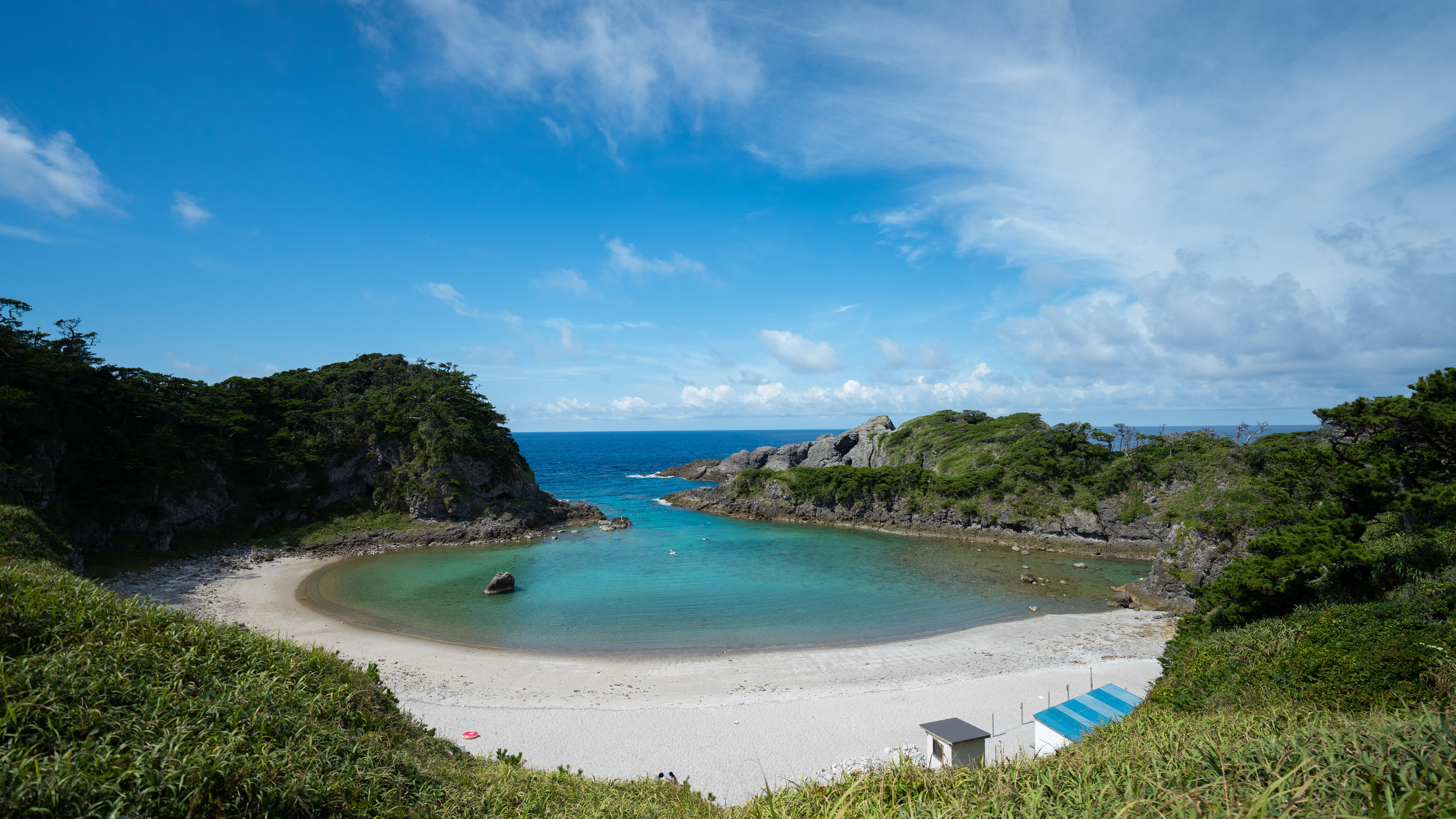 Immagine di sfondo della pagina Silenzio, mare e sorgenti: il Giappone segreto di Shikinejima