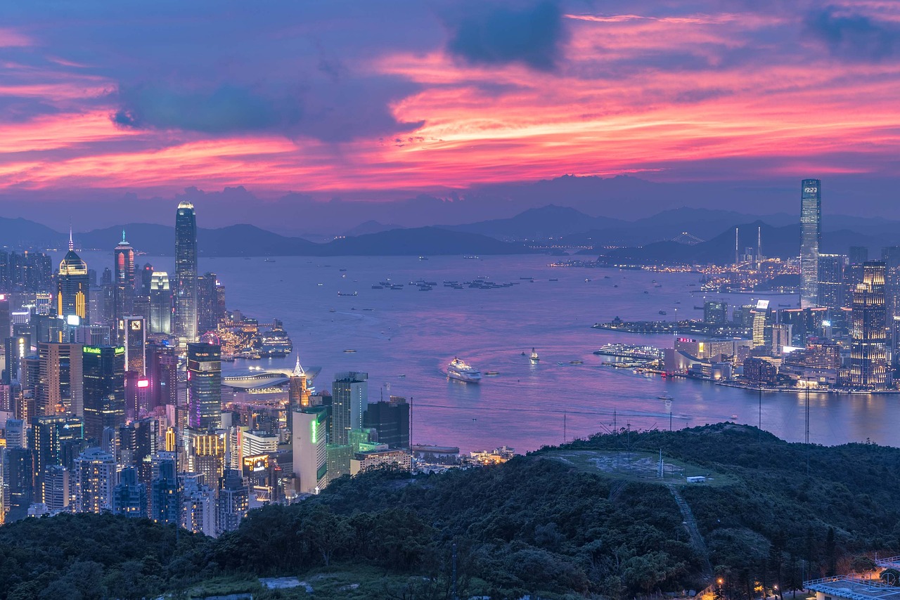 Immagine di sfondo della pagina Hong Kong rivede le tariffe dei servizi di immigrazione: aumenti graduali fino al 51% da settembre 2025