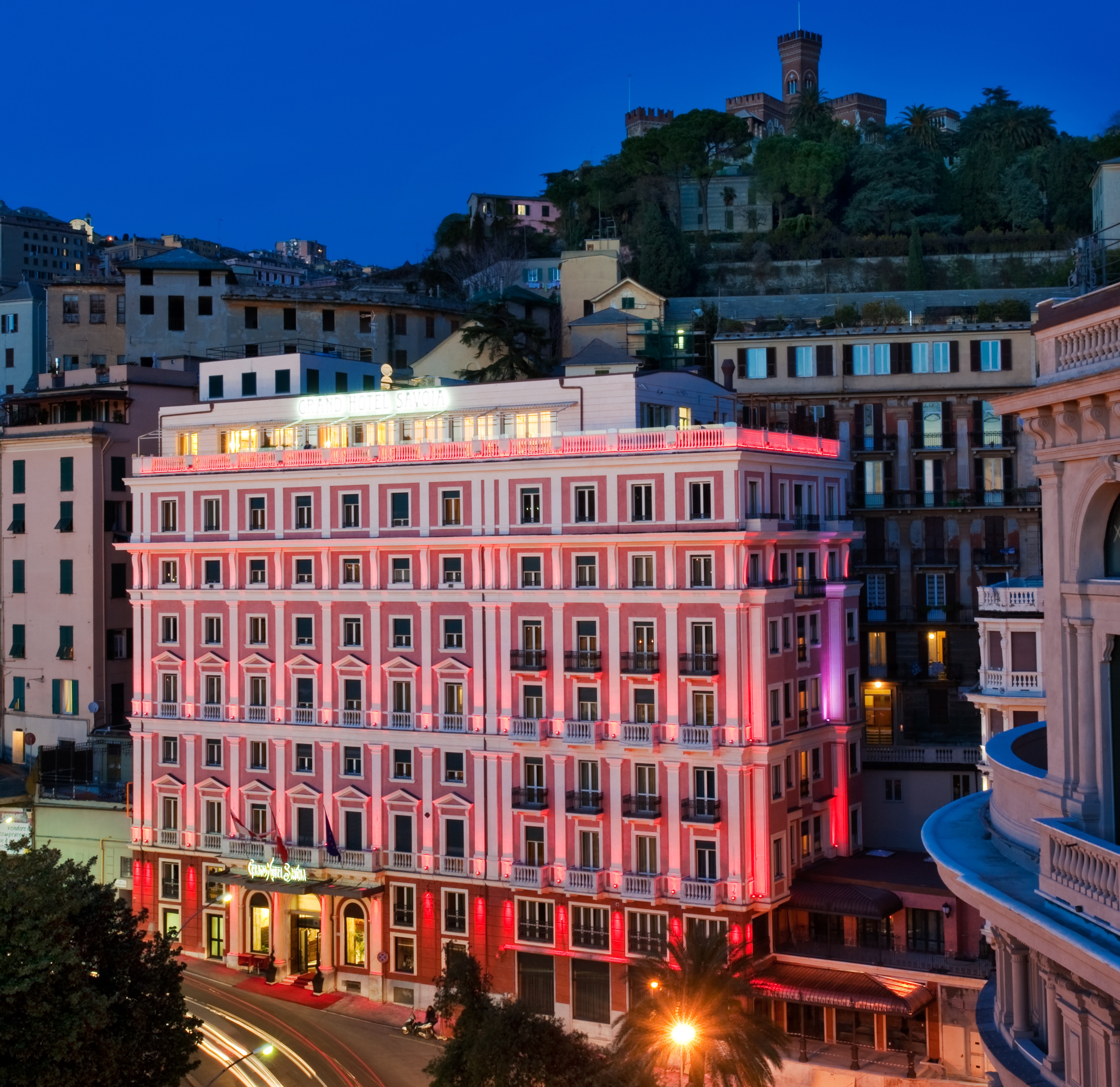 Immagine di sfondo della pagina Curio Collection cresce in Italia: Hilton debutta a Genova e rafforza Milano e Sorrento