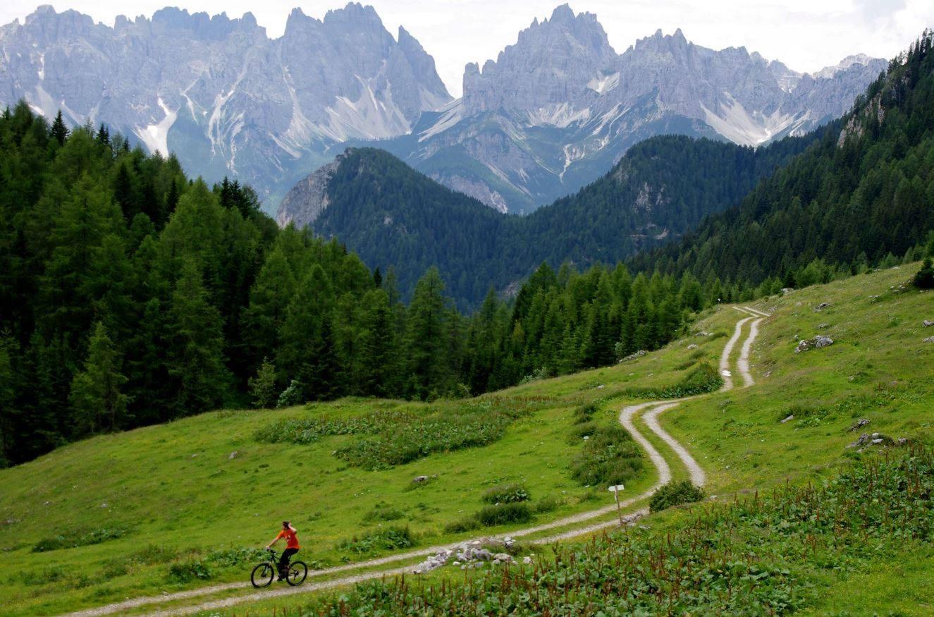 Immagine di sfondo della pagina Italia, in crescita il turismo outdoor