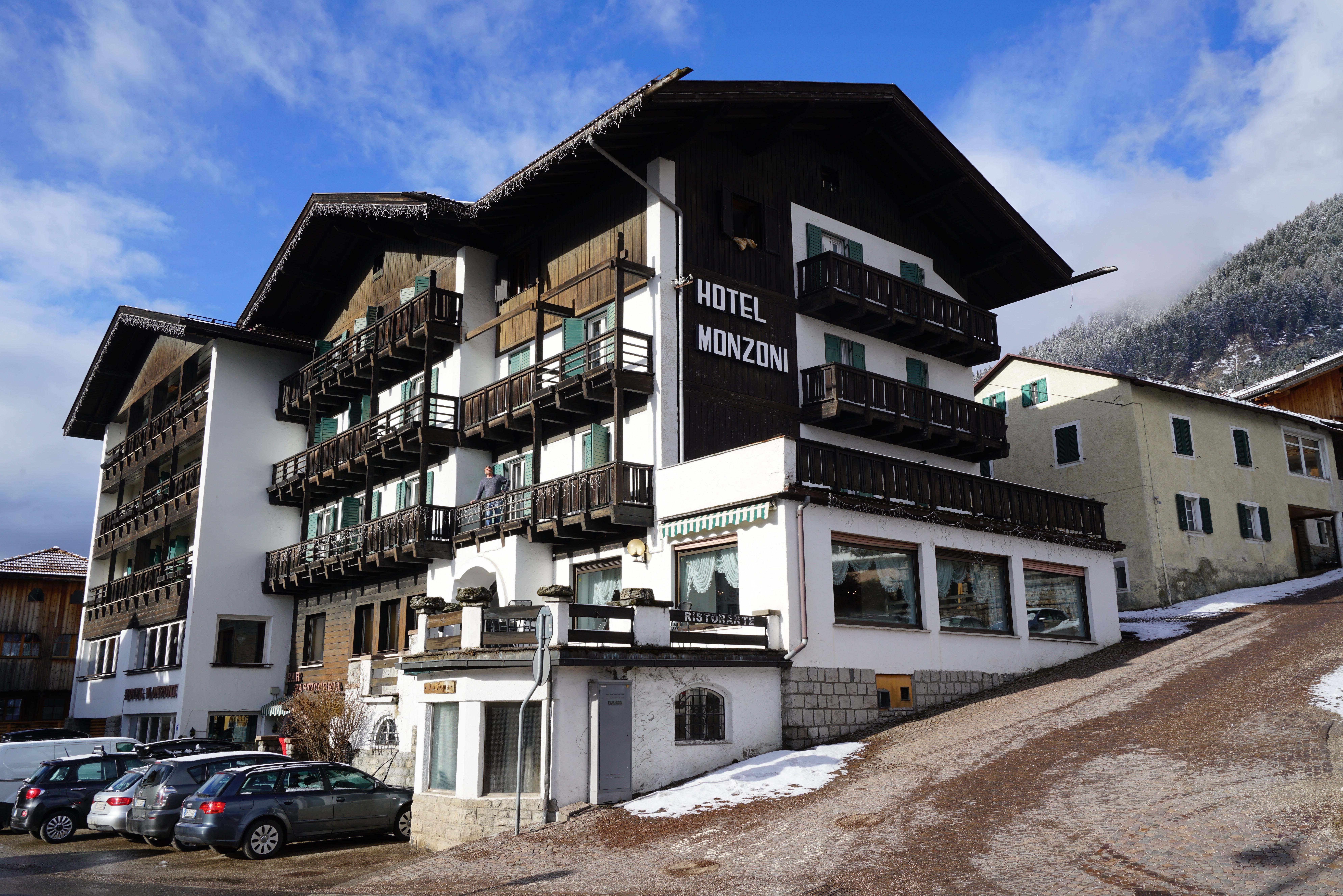 Immagine di sfondo della pagina Riapre l'Hotel Monzoni di Pozza di Fassa
